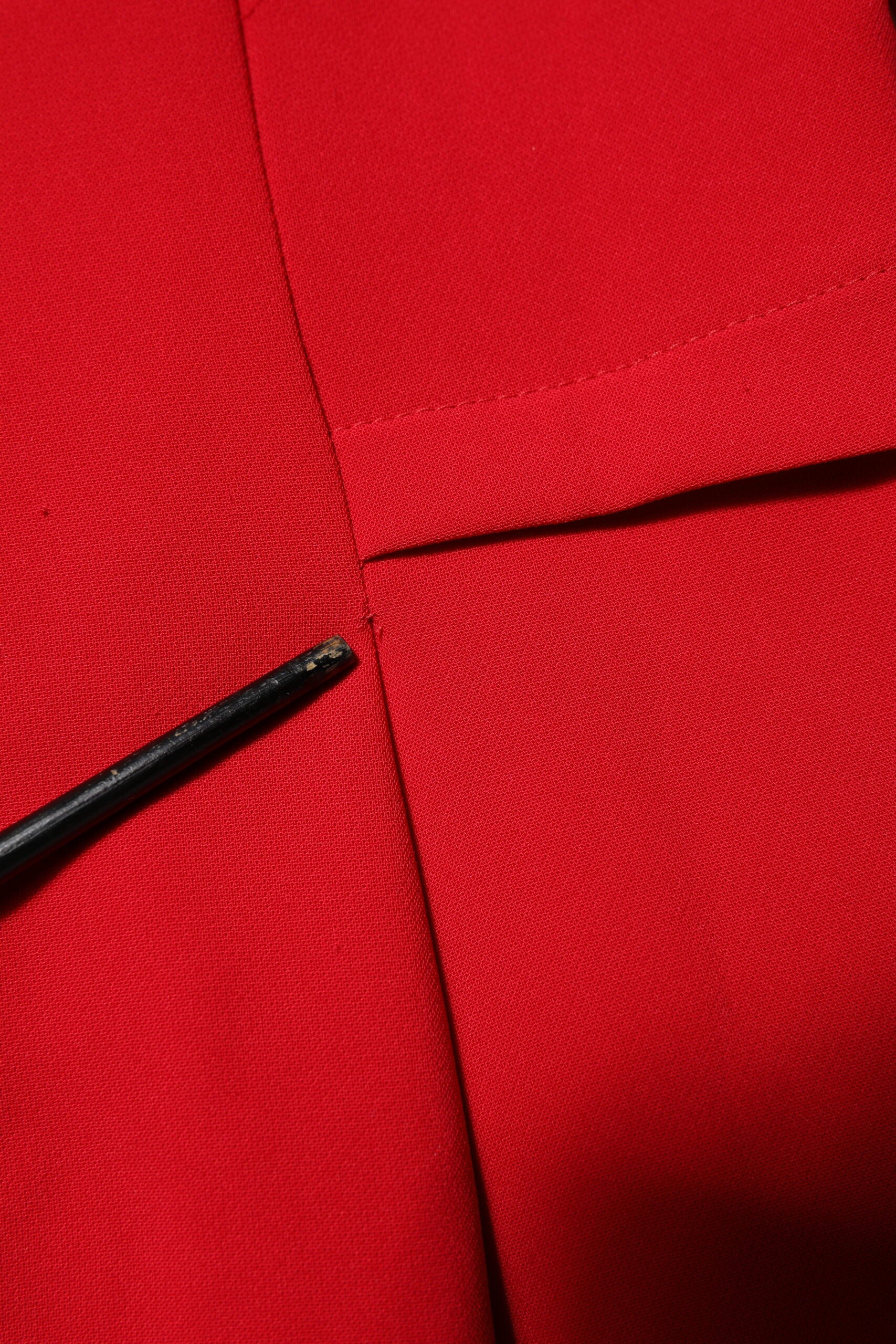 Armani Exchange Rotes Etuikleid mit langen Ärmeln über dem Knie