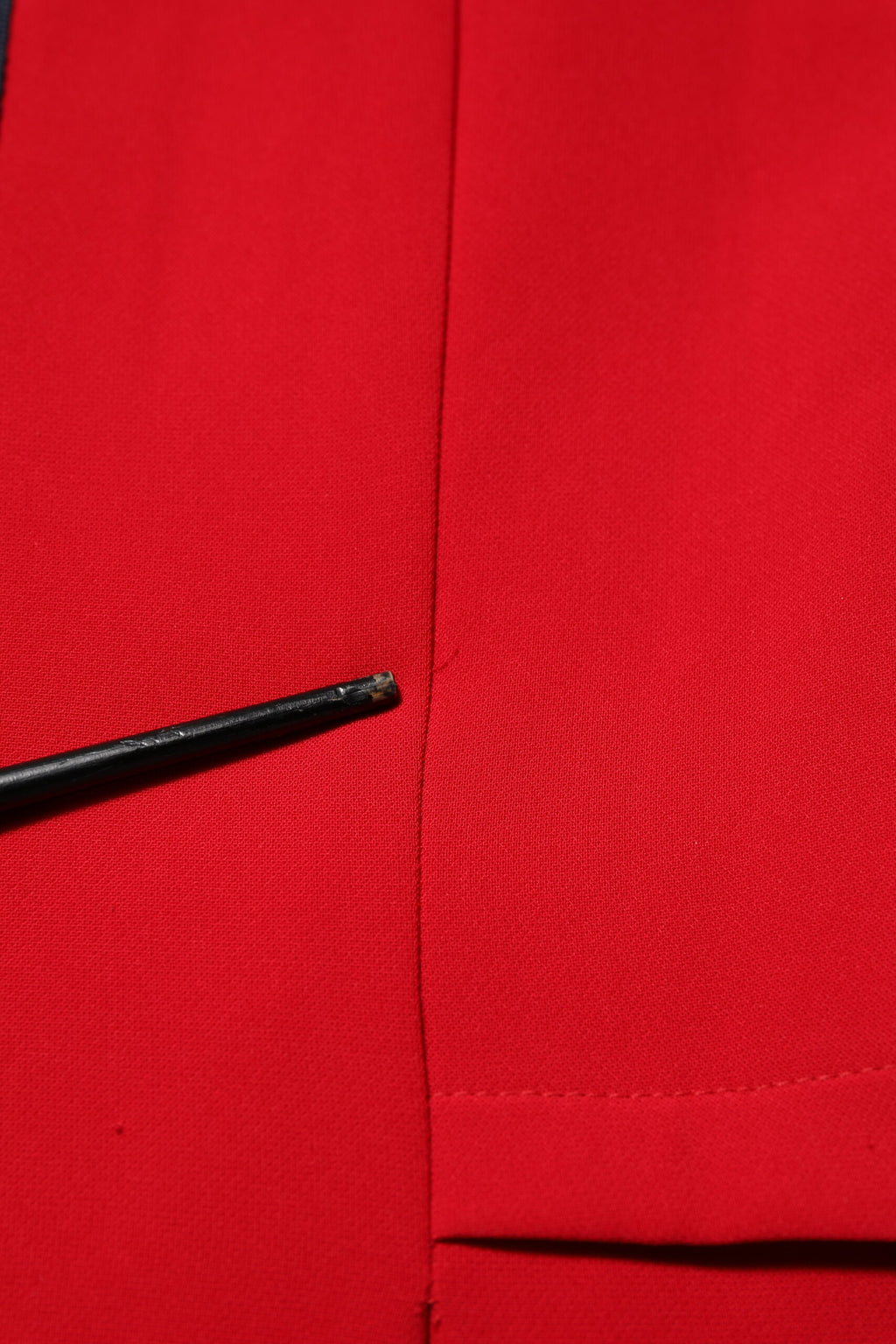 Armani Exchange Rotes Etuikleid mit langen Ärmeln über dem Knie