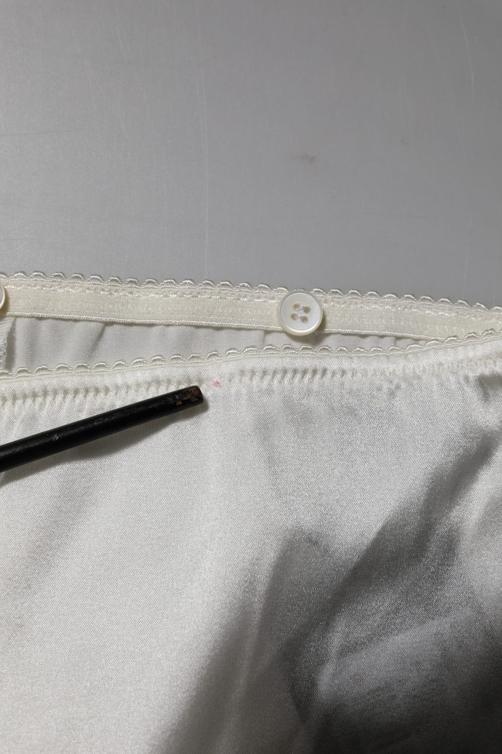 Dolce & Gabbana Elfenbeinfarbene konisch zulaufende Seidenhose mit hoher Taille