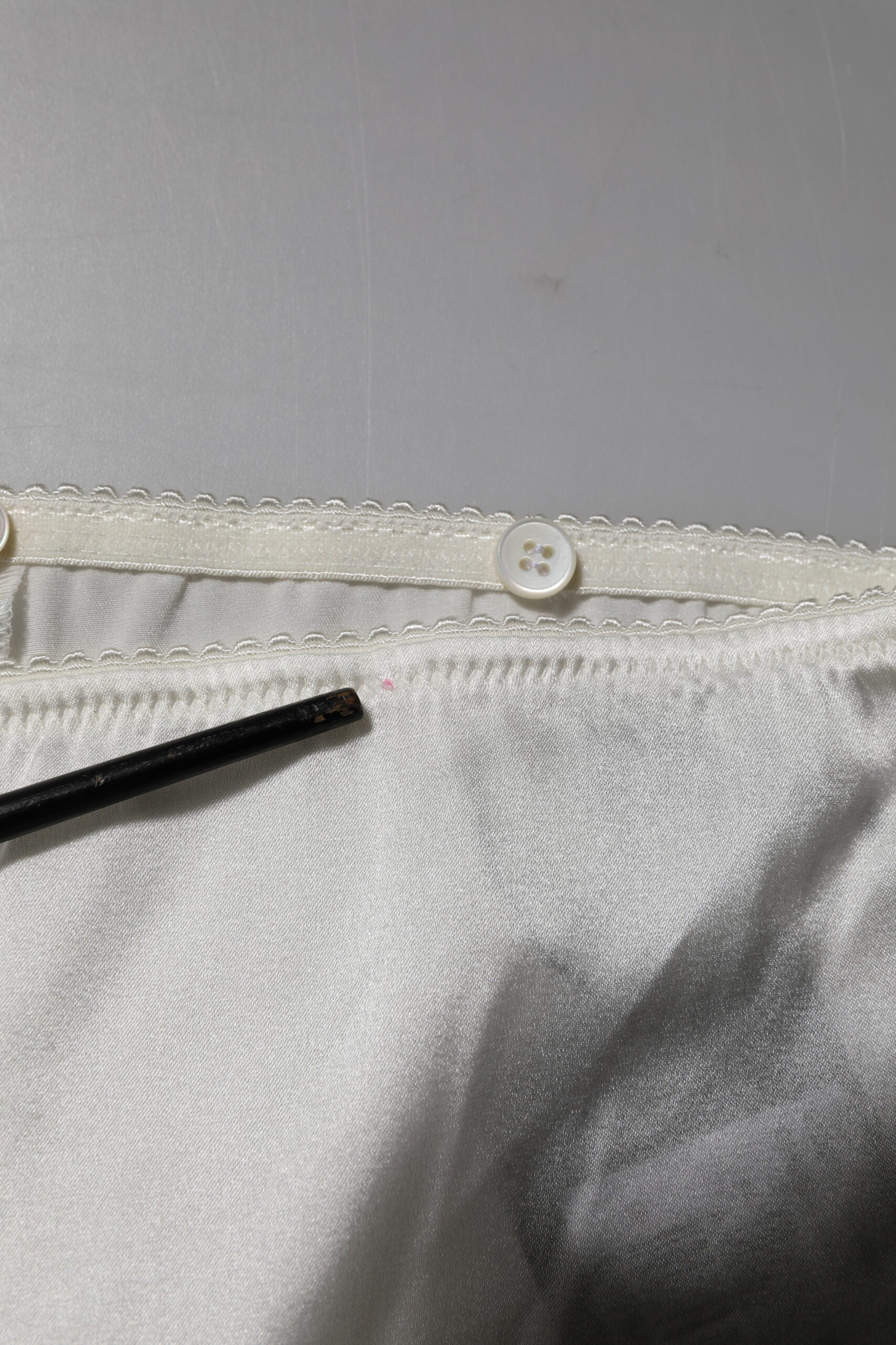 Dolce & Gabbana Elfenbeinfarbene konisch zulaufende Seidenhose mit hoher Taille