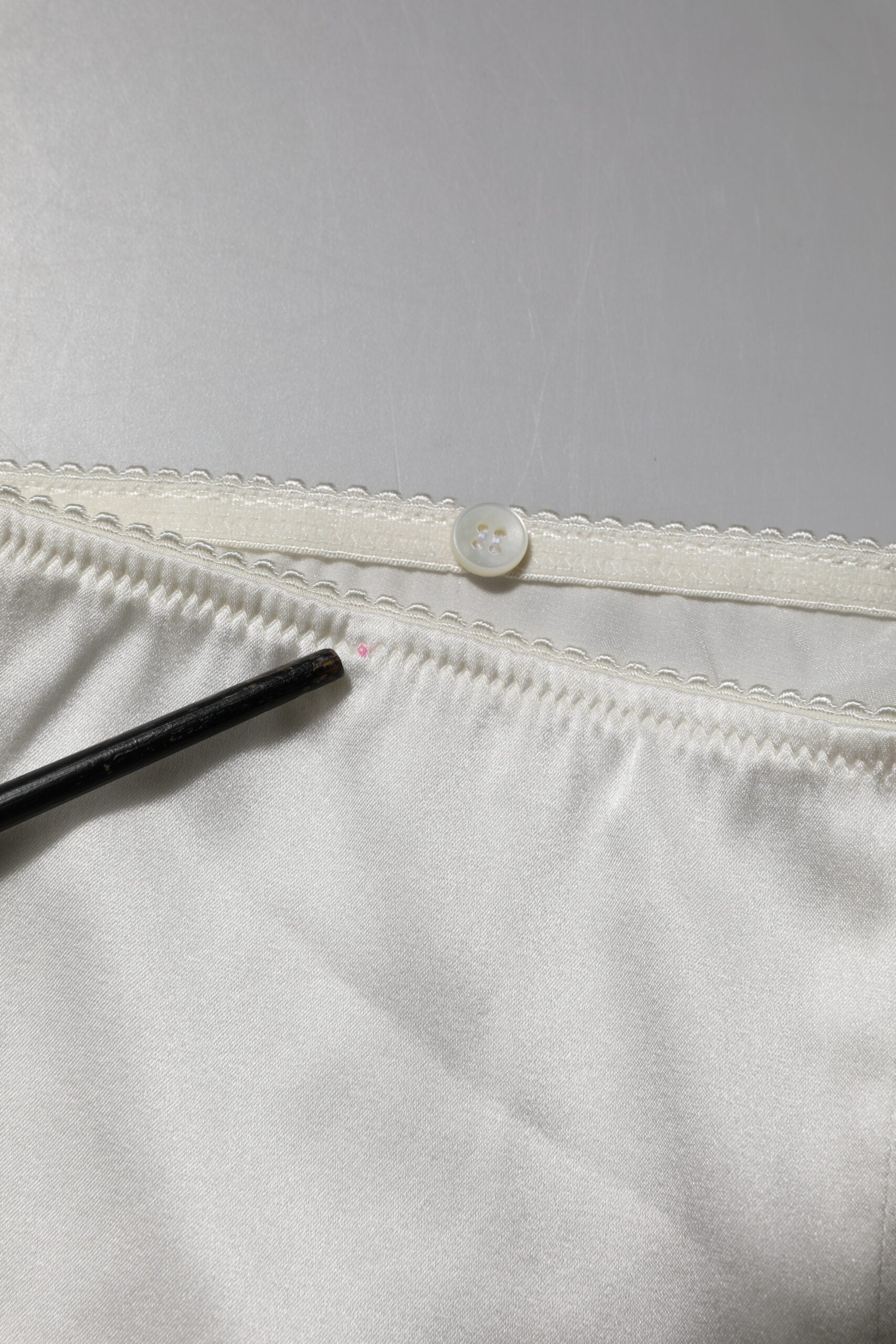 Dolce & Gabbana Elfenbeinfarbene konisch zulaufende Seidenhose mit hoher Taille