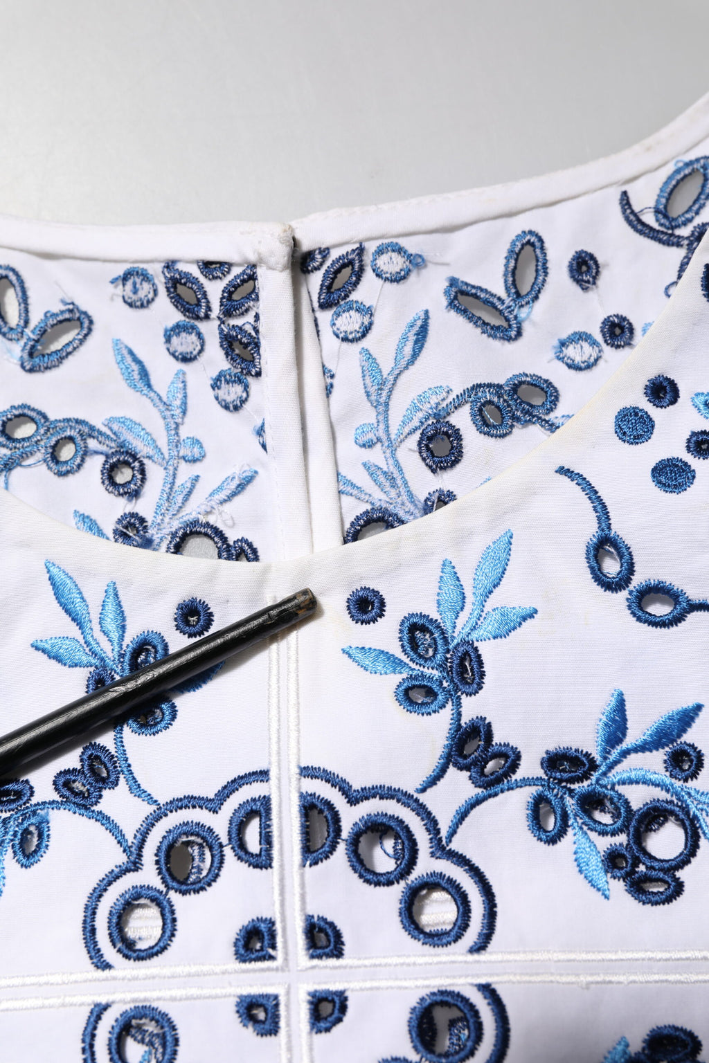 Dolce & Gabbana Blaues Blusentop mit Rundhalsausschnitt und Spitzenösen