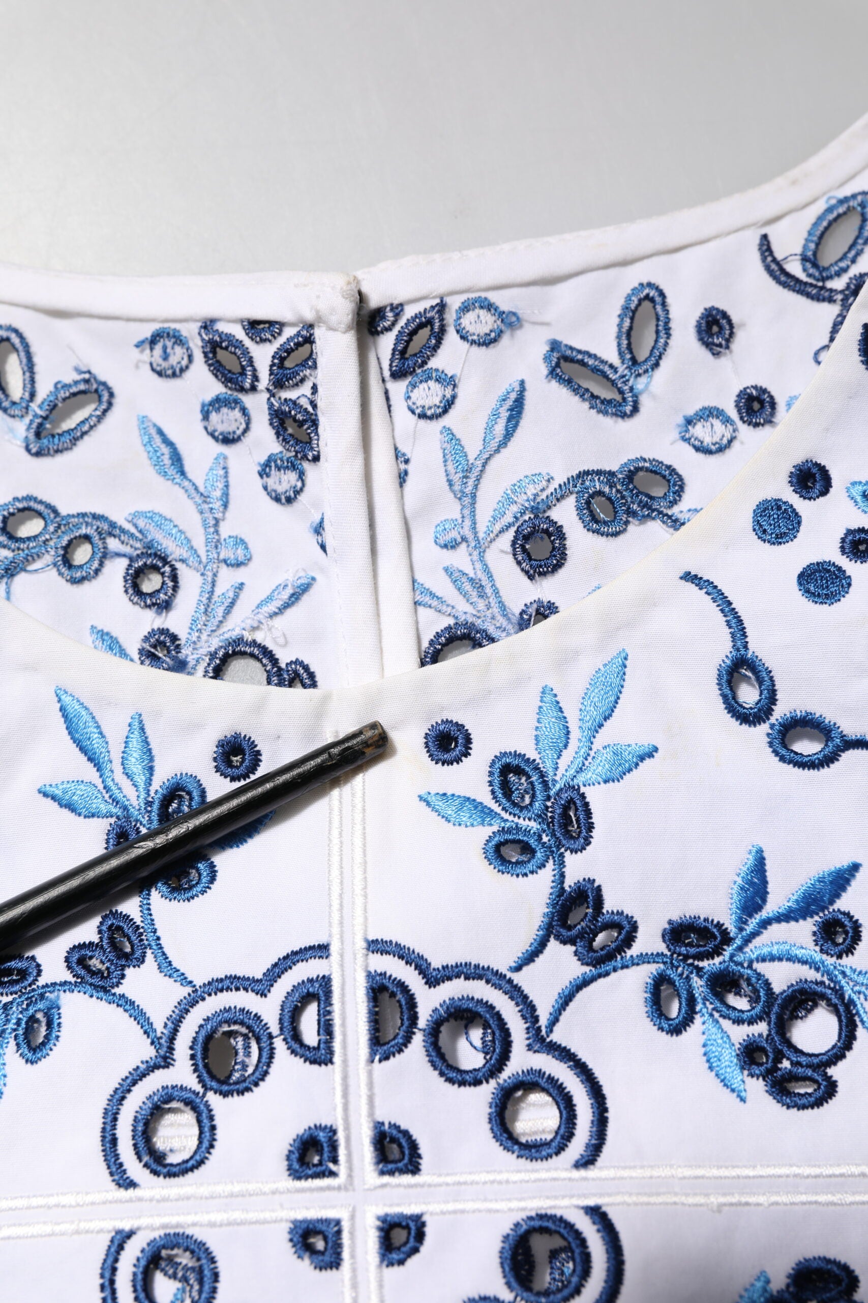 Dolce & Gabbana Blaues Blusentop mit Rundhalsausschnitt und Spitzenösen