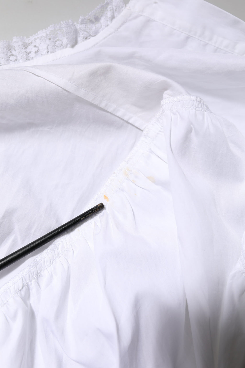 Dolce & Gabbana Weißes Blusenoberteil mit Rüschen und Spitzenverzierung