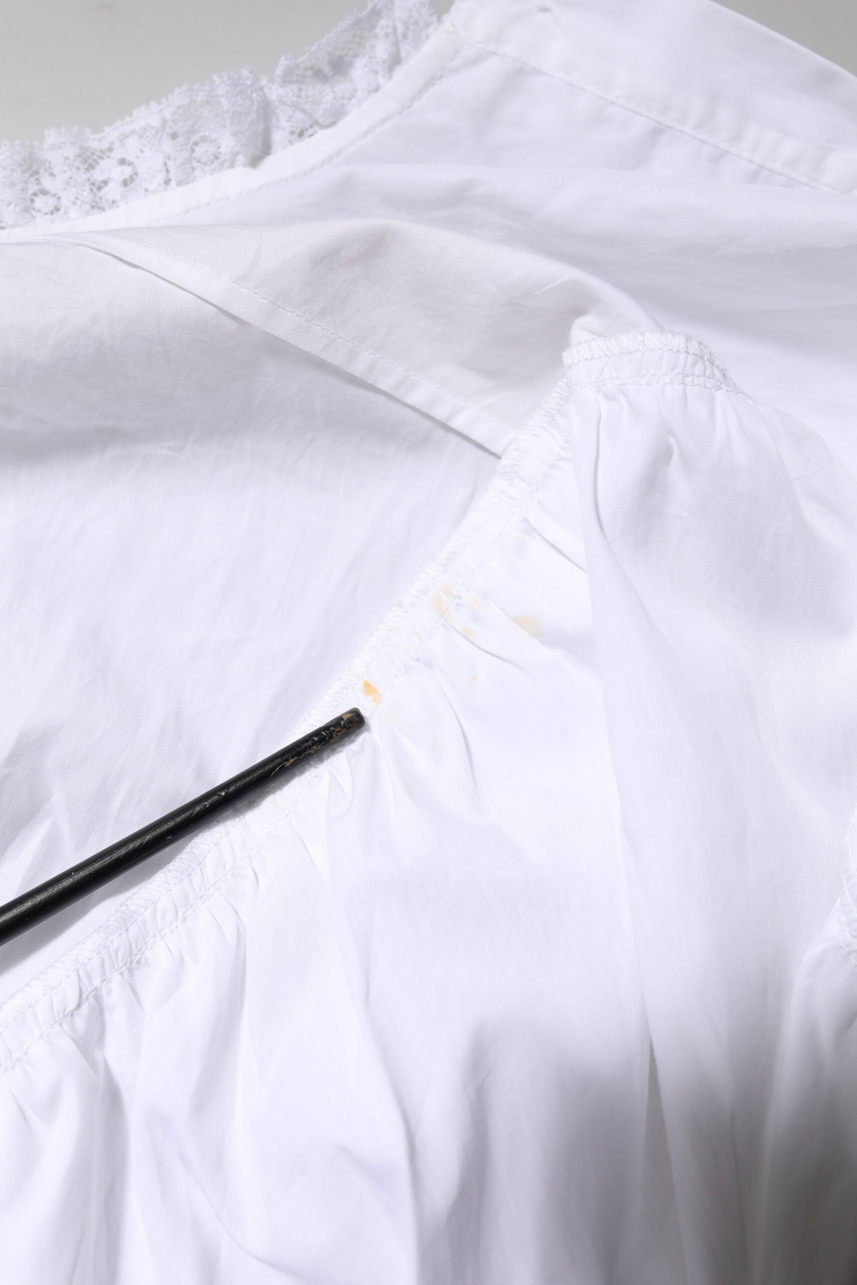 Dolce & Gabbana Weißes Blusenoberteil mit Rüschen und Spitzenverzierung