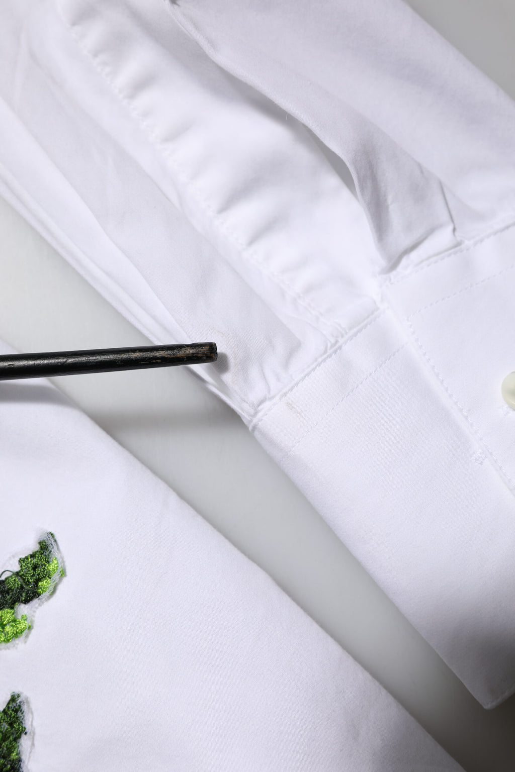 Dolce & Gabbana Weißes Hemd mit Rosenstickerei und Kragen