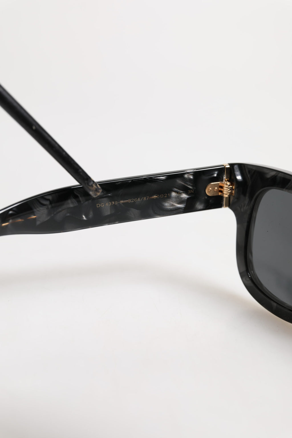 Dolce & Gabbana Perlweißes Acetatgestell Domenico Deep Shades Sonnenbrille