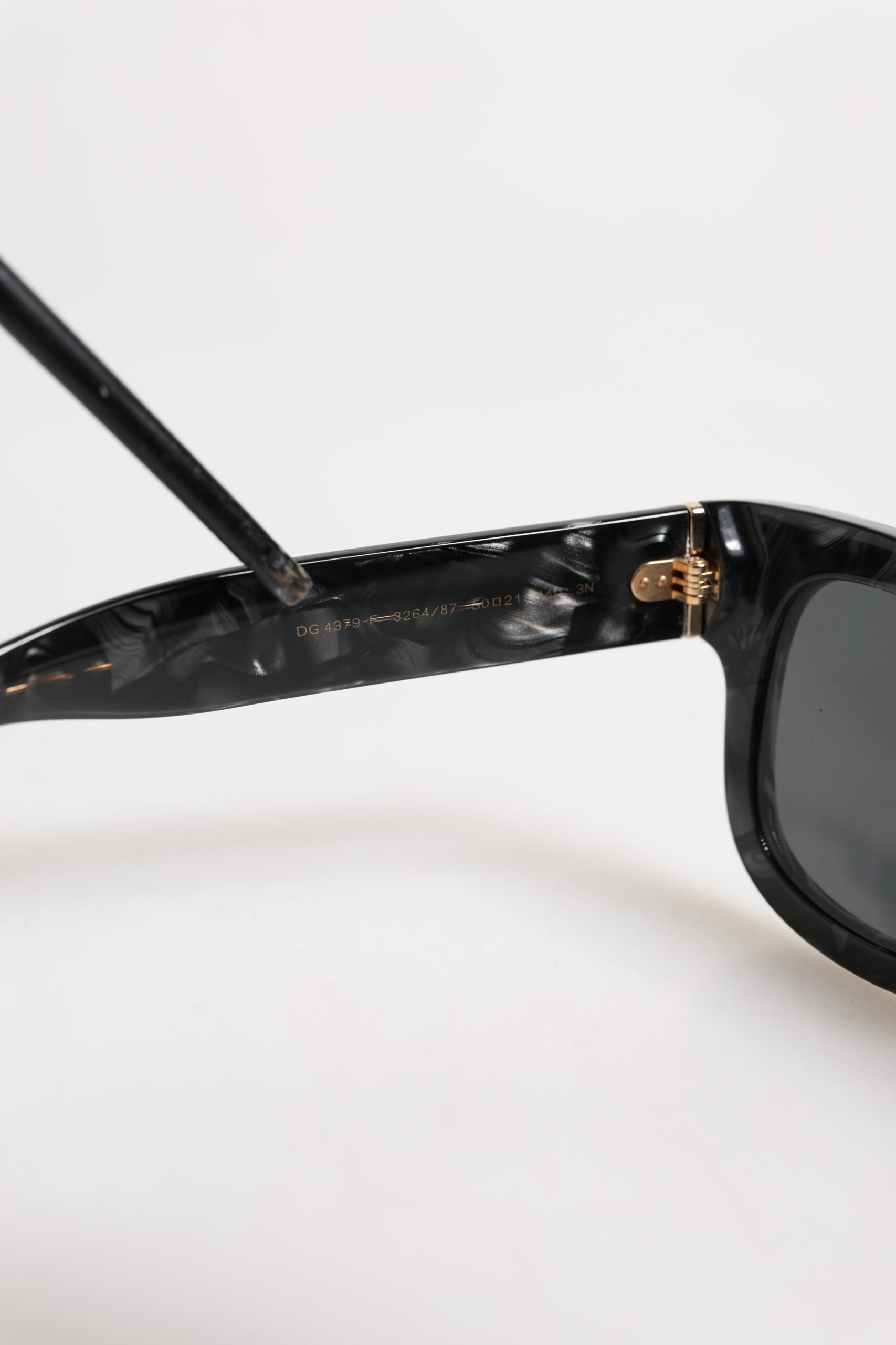 Dolce & Gabbana Perlweißes Acetatgestell Domenico Deep Shades Sonnenbrille