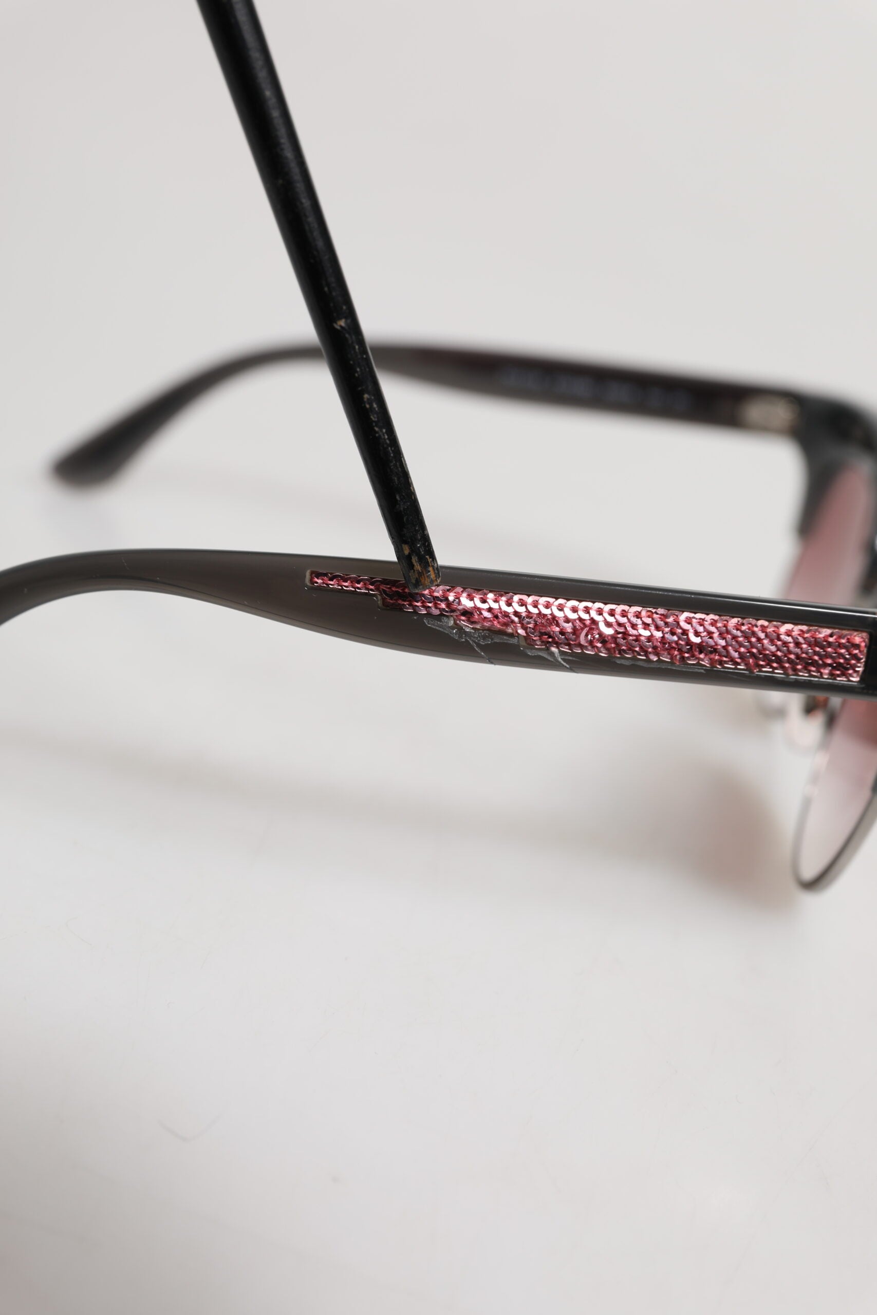 Dolce & Gabbana Schwarz rosa verspiegelte Cat Eye DG6109 Pailletten-Sonnenbrille