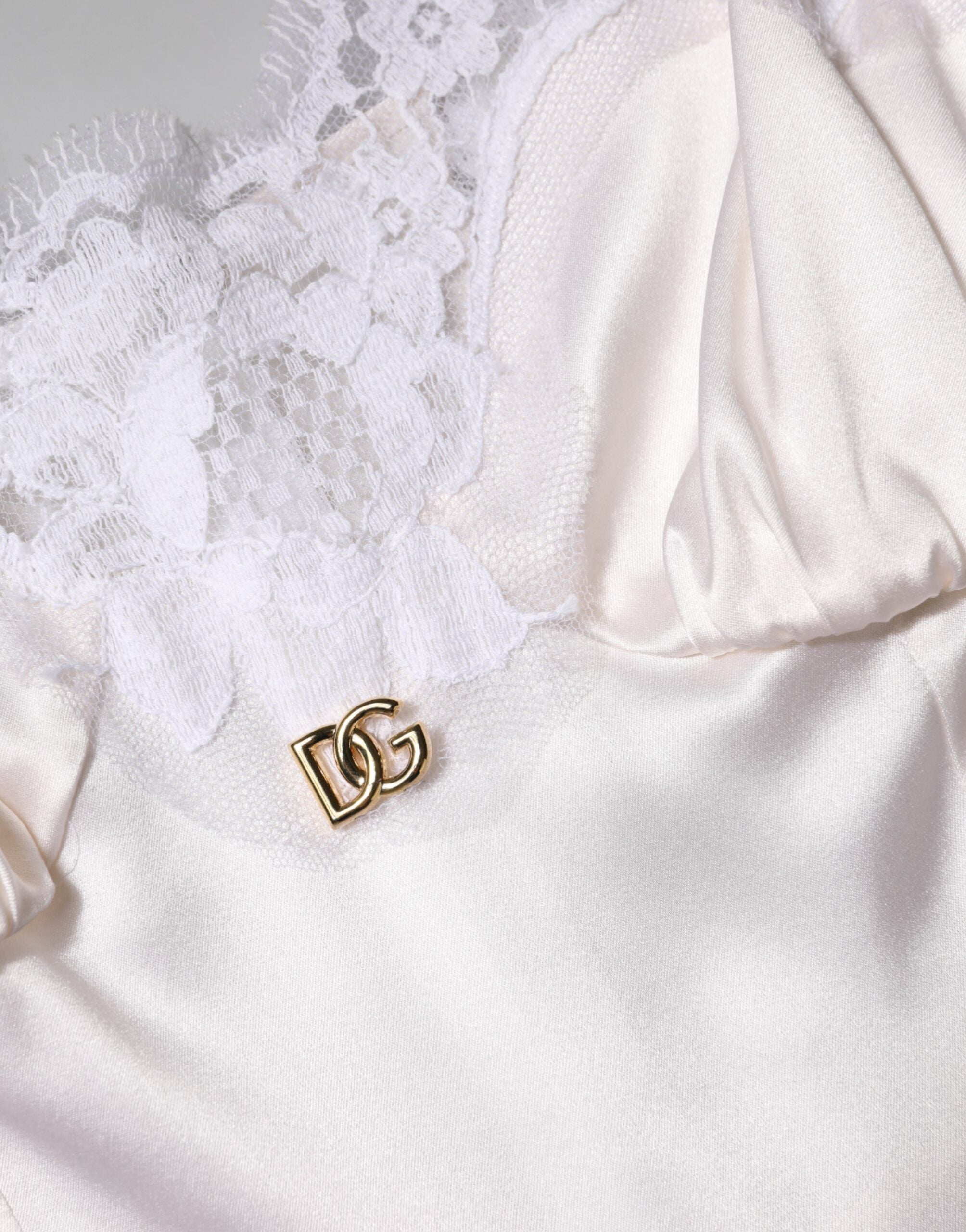 Dolce & Gabbana Weißes Spitzenkleid mit goldenem DG-Logo aus Seide Nachtwäsche