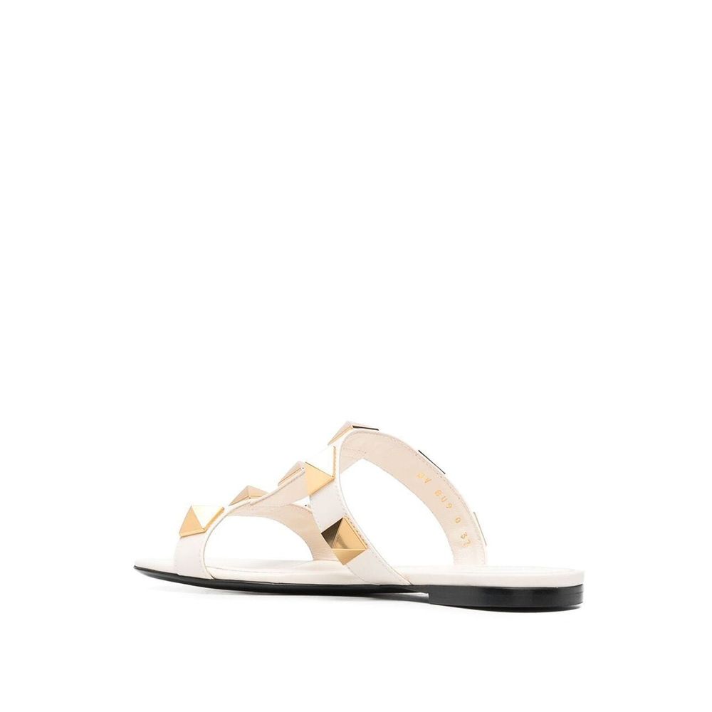 Valentino Garavani Flache Sandalen aus Leder mit römischen Nieten