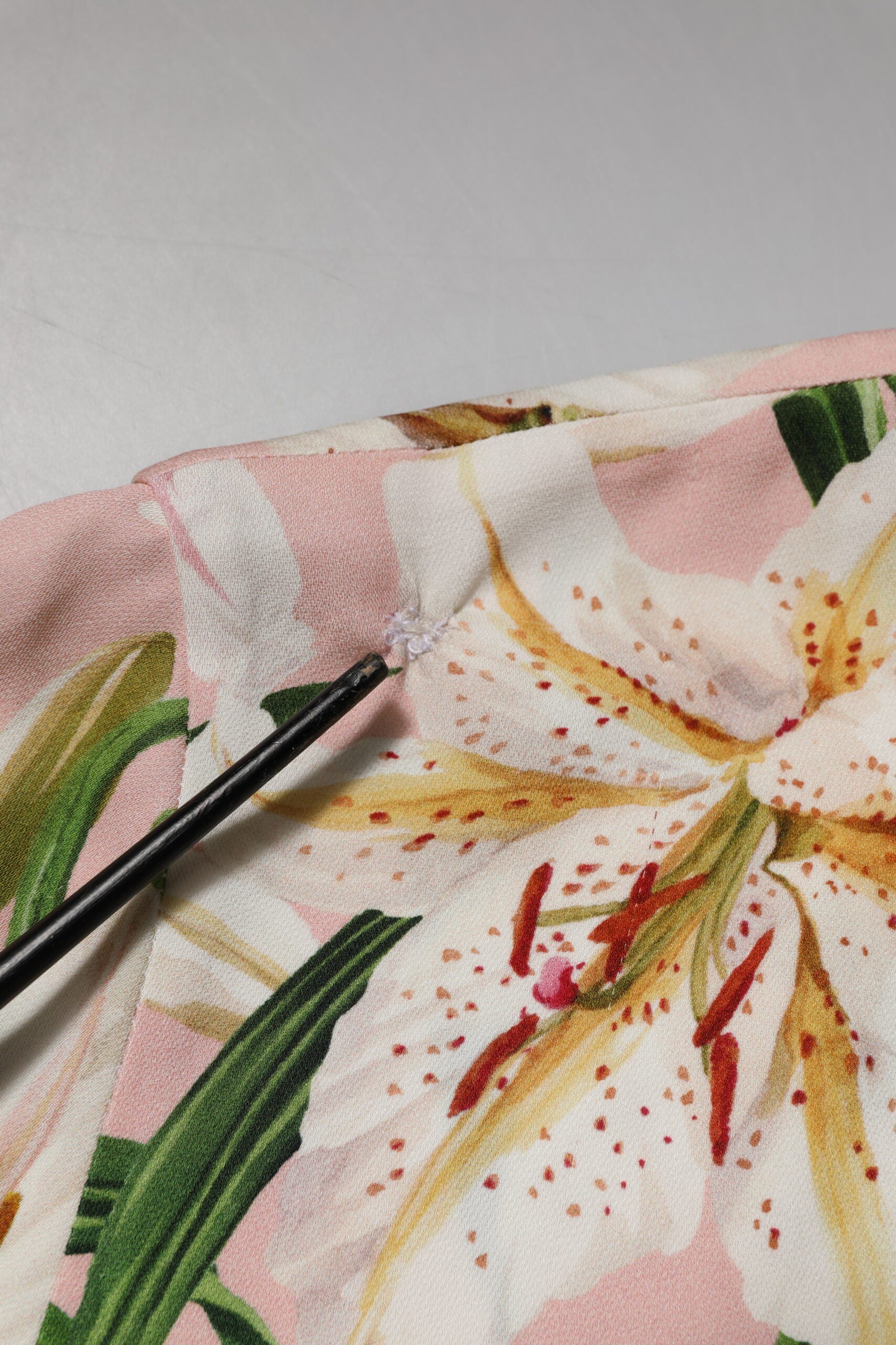 Dolce & Gabbana Pinke Lilie Bedrucktes Blusenoberteil mit Rundhalsausschnitt