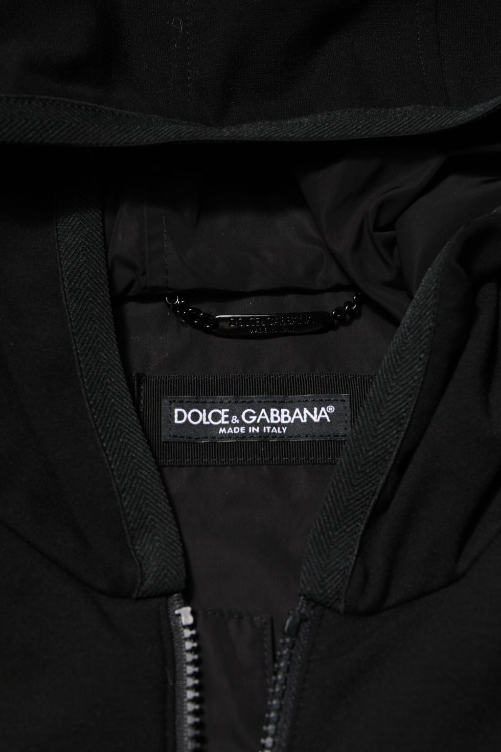 Dolce & Gabbana Schwarze ärmellose Jacke mit Kapuze und Logo-Plakette
