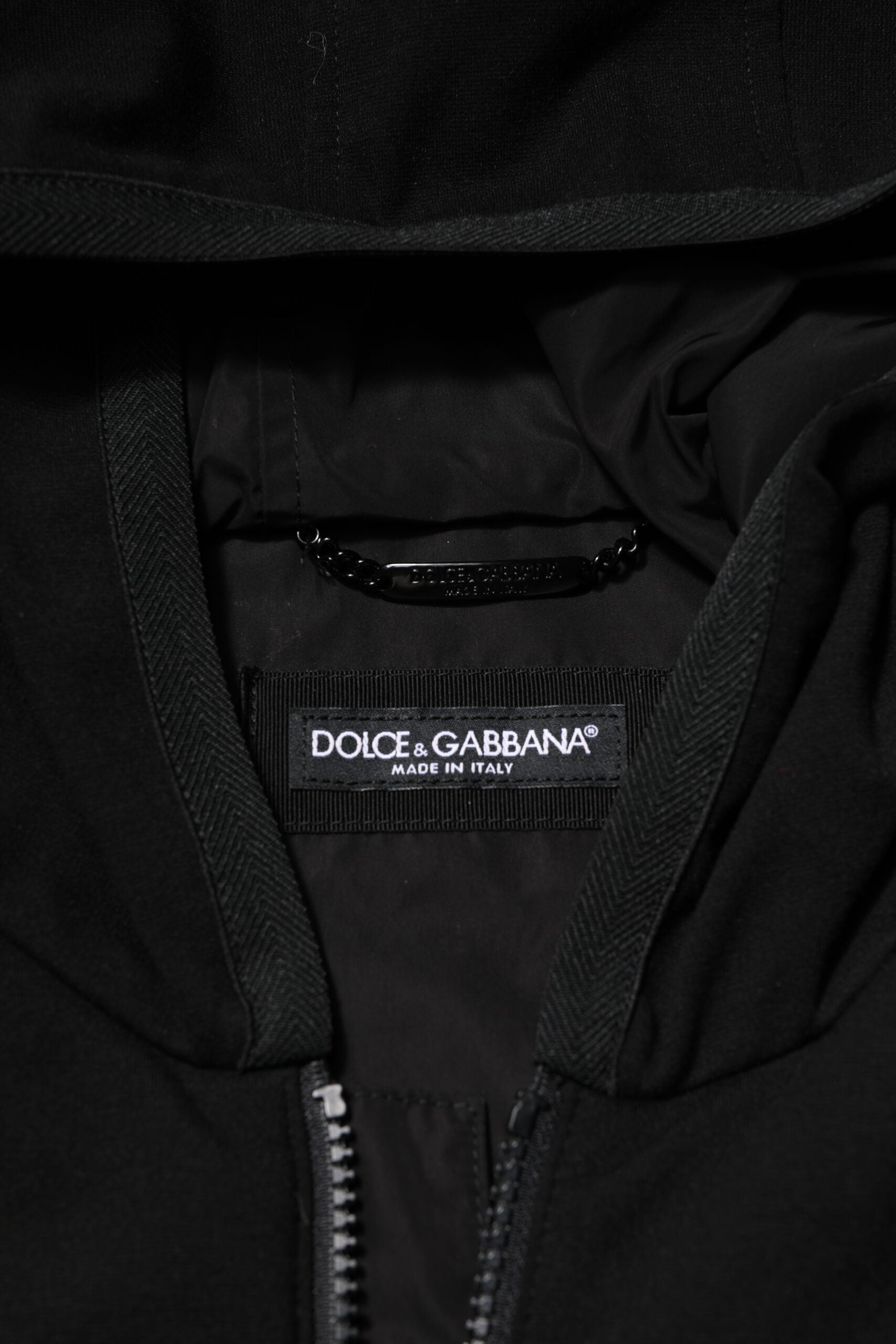Dolce & Gabbana Schwarze ärmellose Jacke mit Kapuze und Logo-Plakette