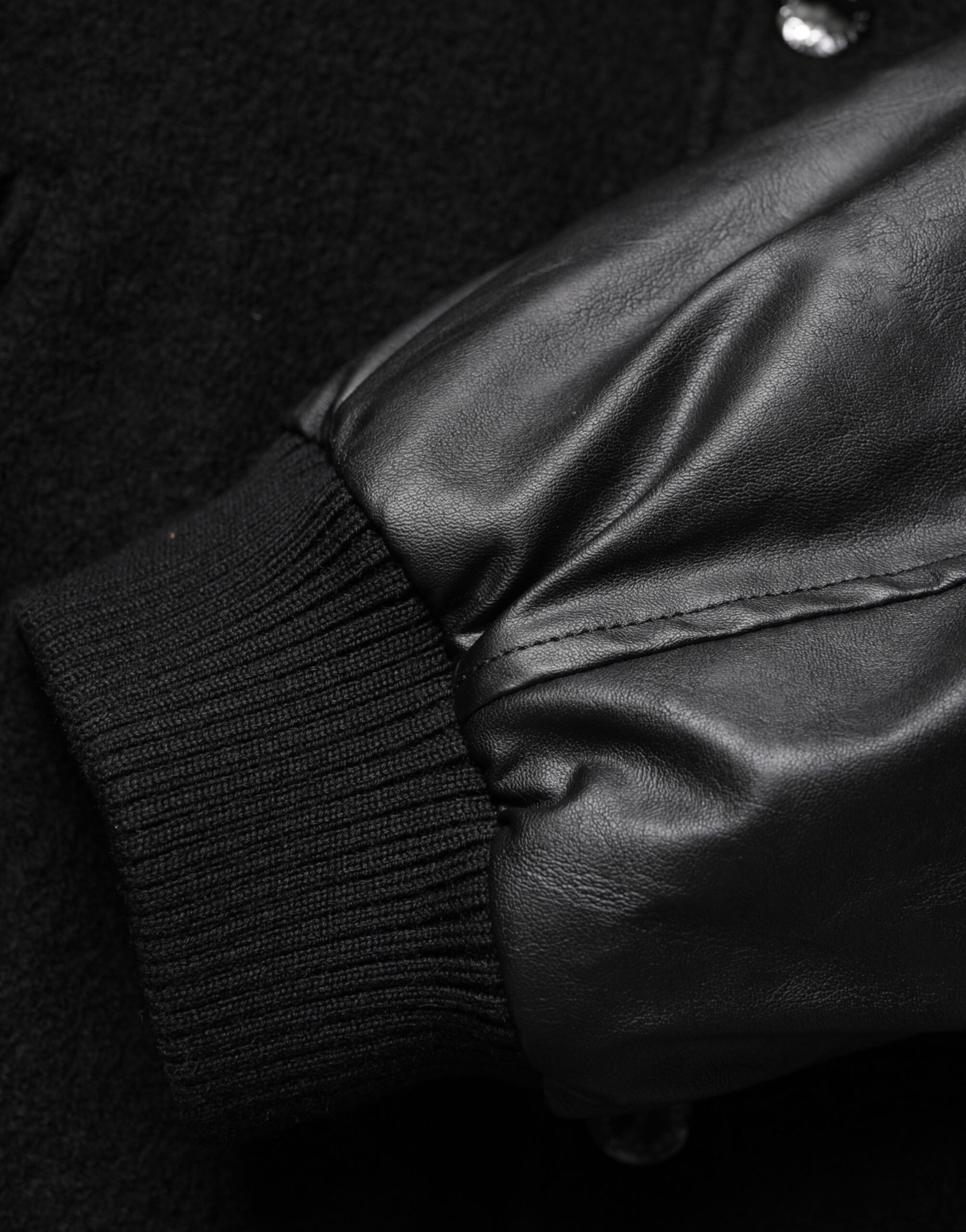 Dolce & Gabbana Schwarze Bomberjacke mit Logo-Plakette aus Wolle