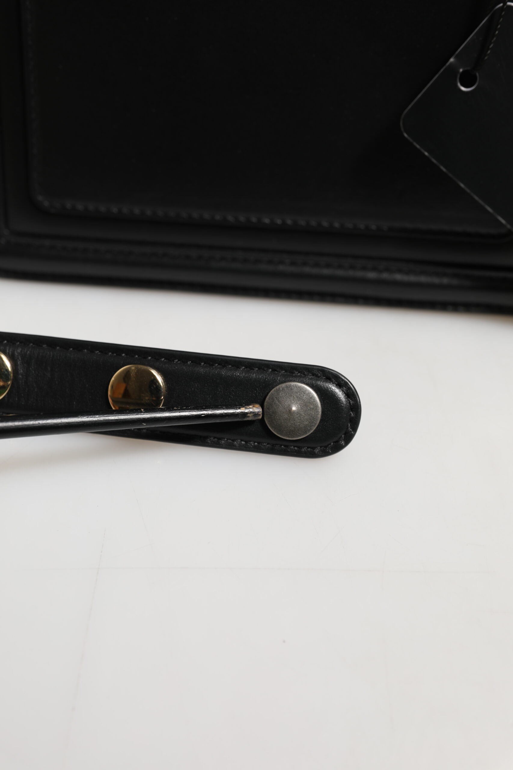 Dolce & Gabbana Schwarze Joy Therapy Lola Umhängetasche aus Leder mit Nieten