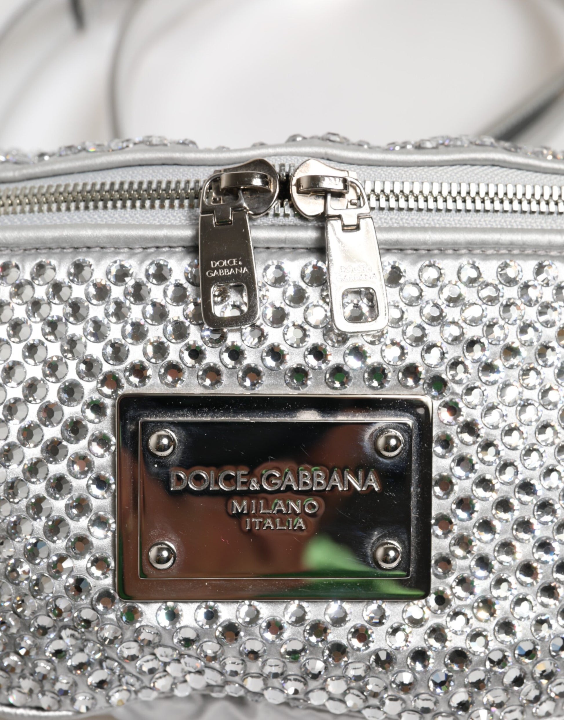 Dolce & Gabbana Silberne Tasche mit kristallverziertem Gürtelriemen