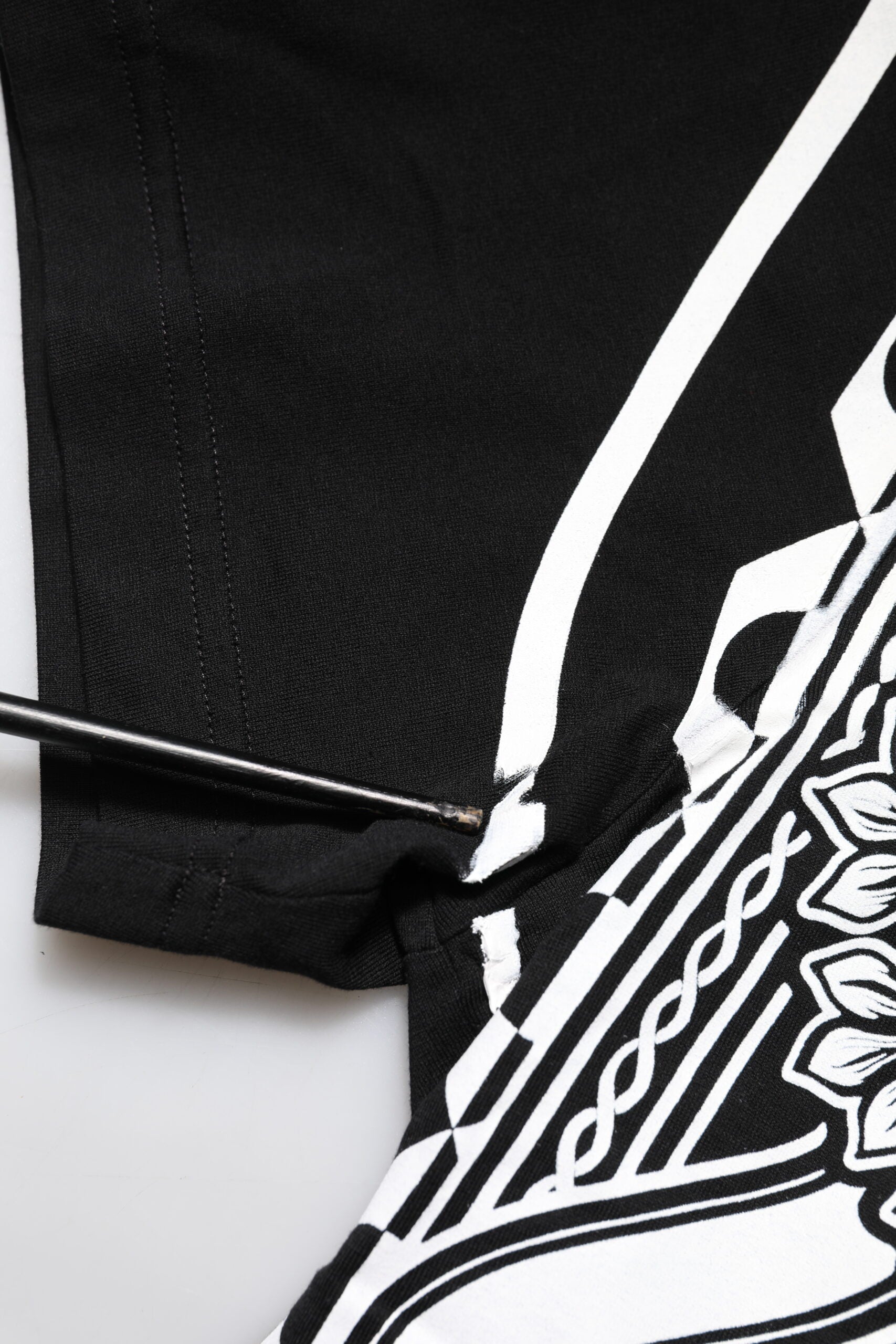 Dolce & Gabbana Schwarzes T-Shirt mit Rundhalsausschnitt aus Baumwolle mit Bandana-Druck