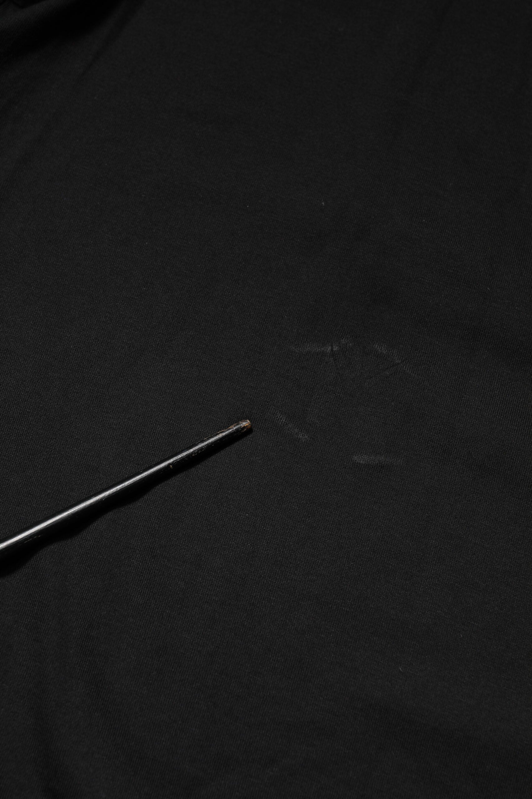 Dolce & Gabbana Schwarzes T-Shirt mit geprägtem Logo und Rundhalsausschnitt aus Baumwolle