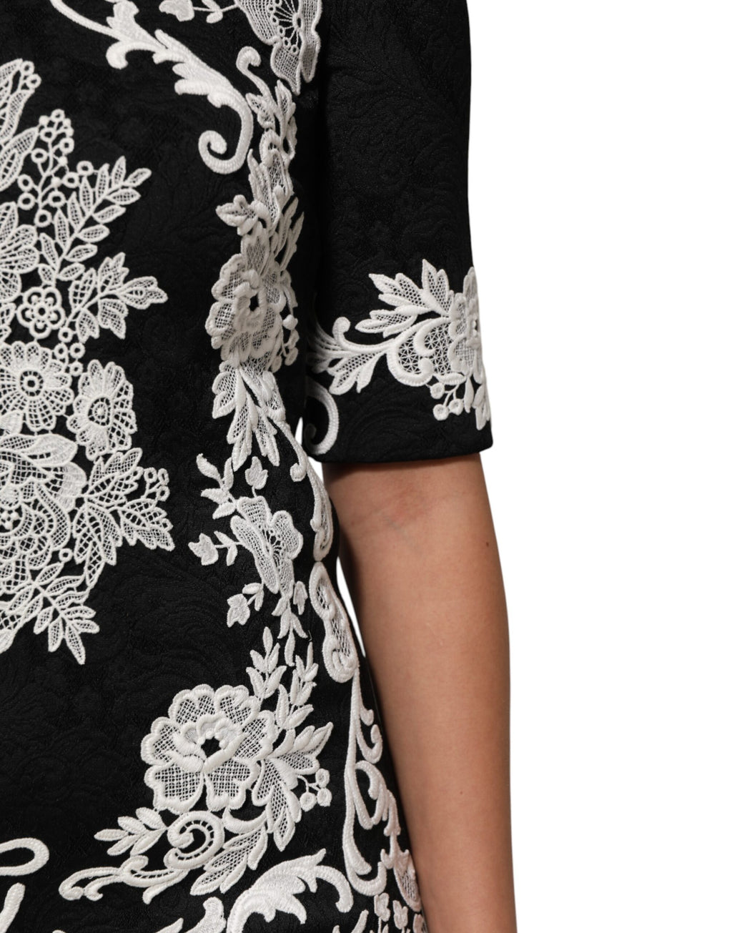 Dolce & Gabbana Schwarzes Kleid mit kurzen Ärmeln und Spitzenbesatz in A-Linie