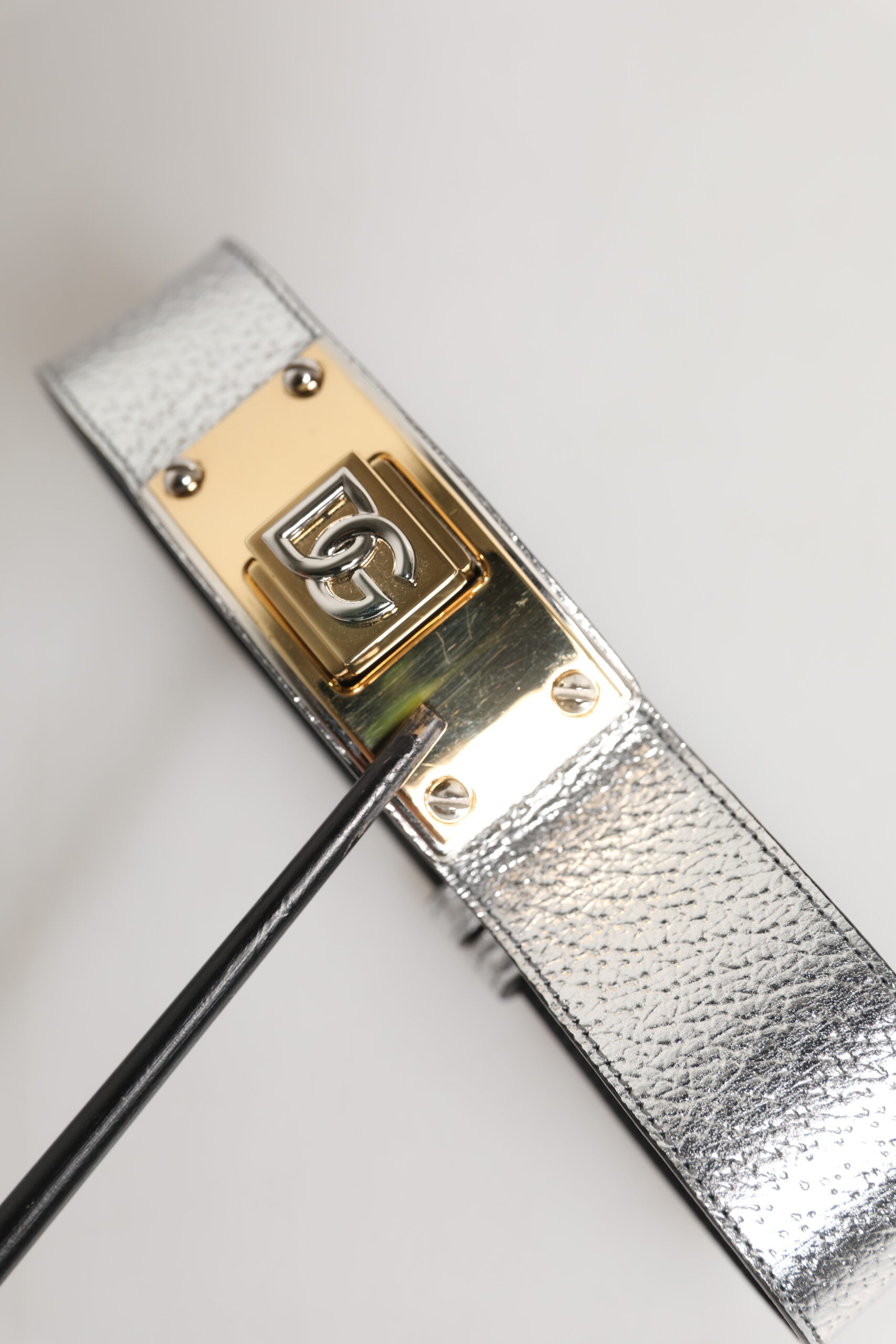 Dolce & Gabbana Silbernes strukturiertes Leder, goldfarbenes Metallhalsband