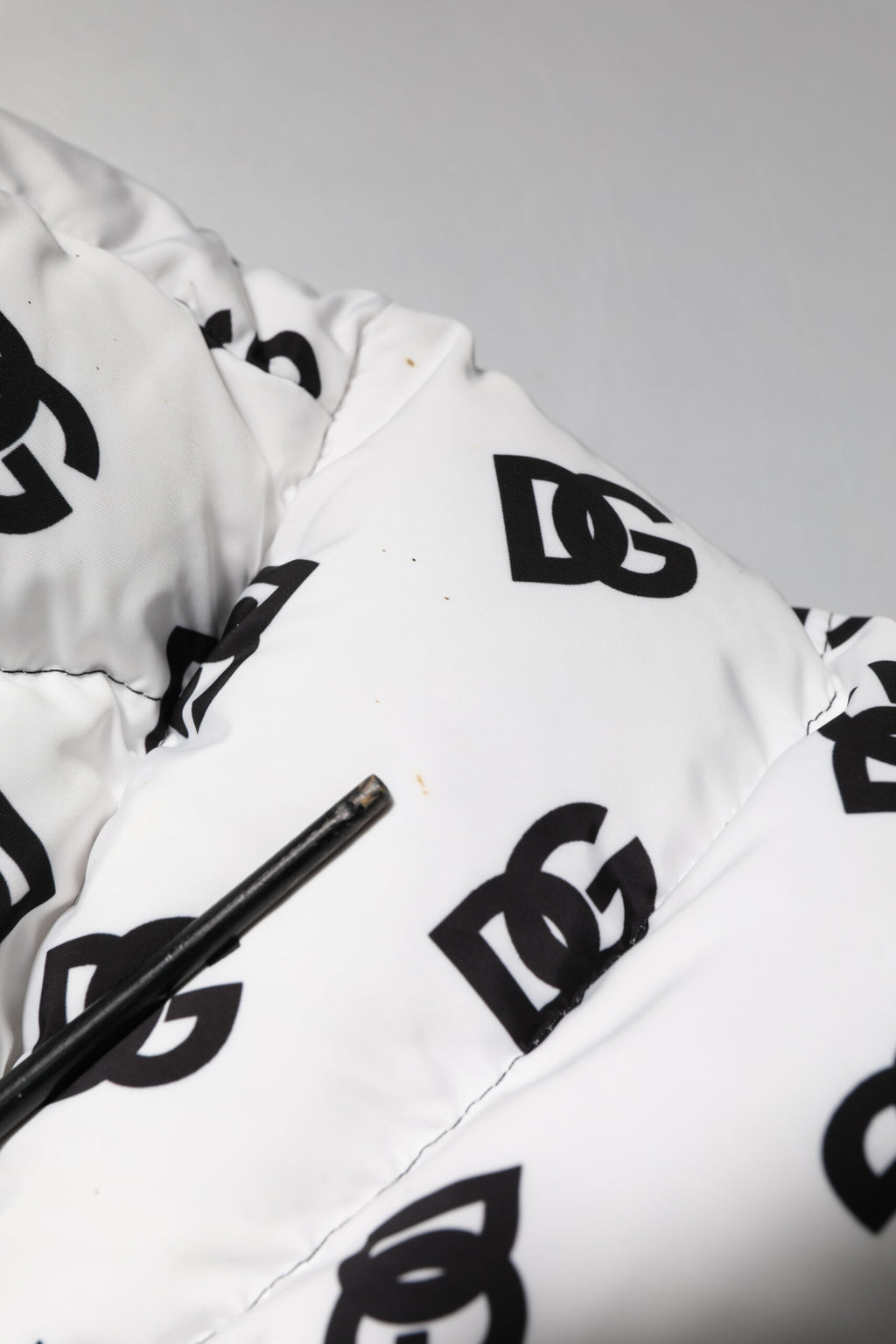 Dolce & Gabbana Weiße DG Monogram Steppjacke mit durchgehendem Reißverschluss