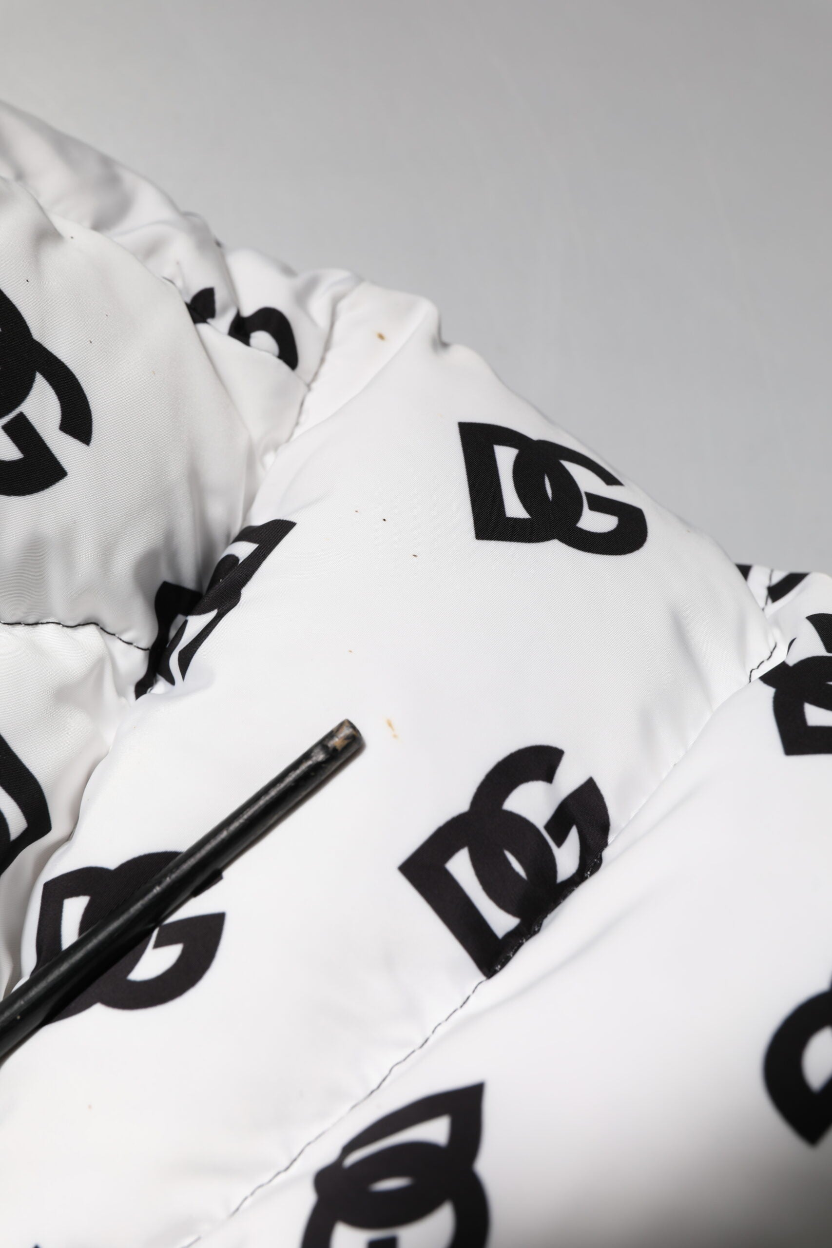 Dolce & Gabbana Weiße DG Monogram Steppjacke mit durchgehendem Reißverschluss