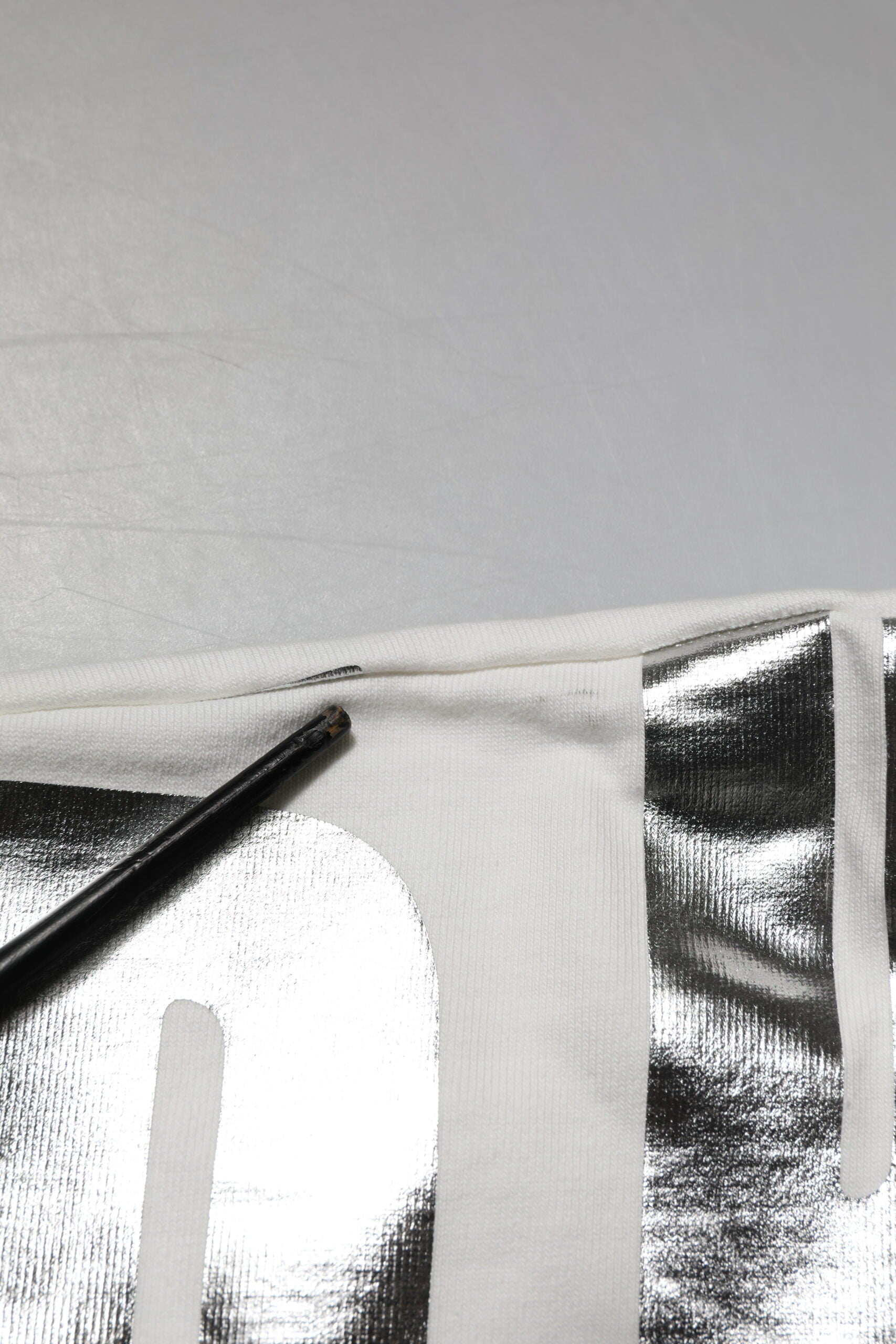 Dolce & Gabbana Weißes T-Shirt mit Metallic-Druck aus Baumwolle mit Rundhalsausschnitt