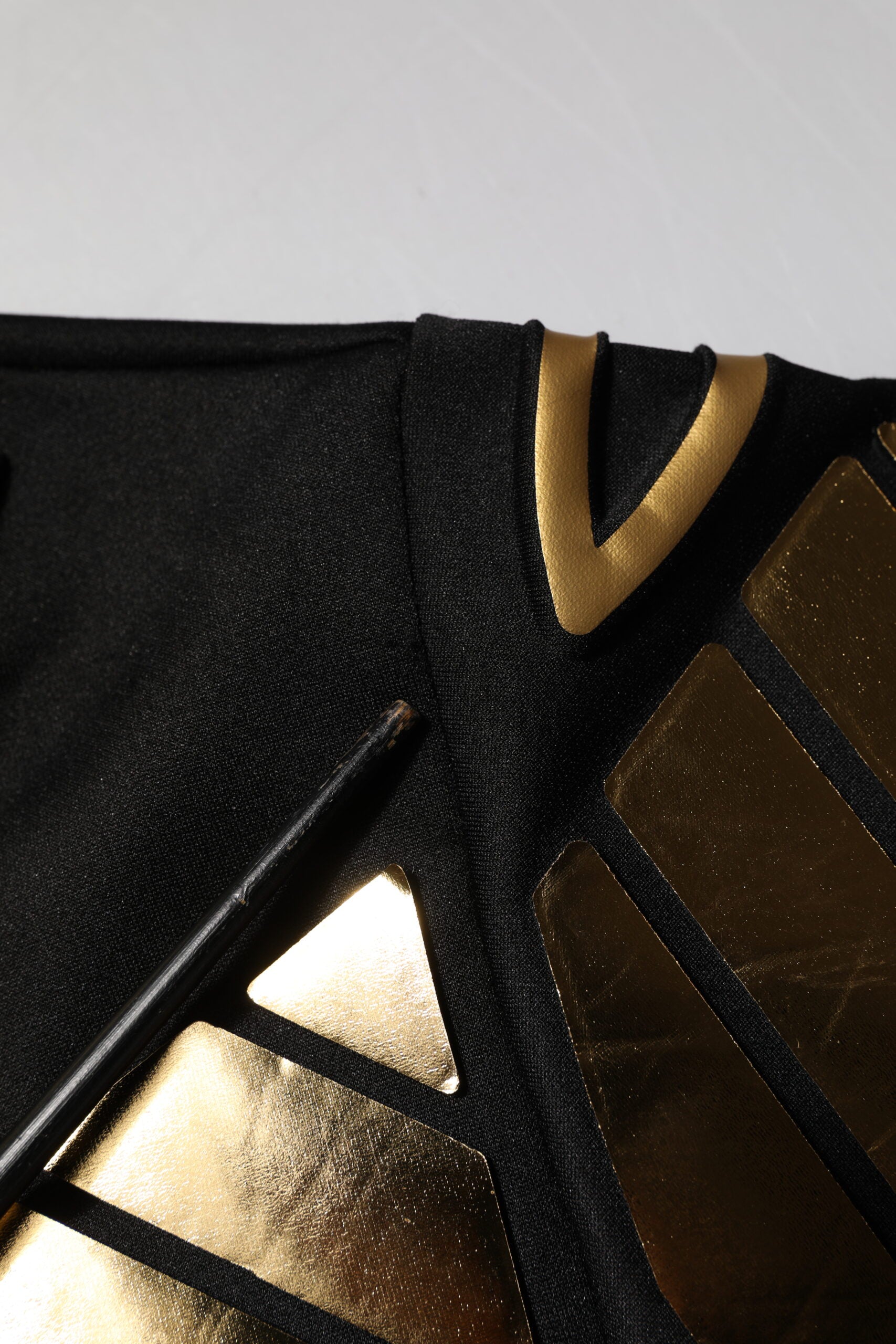Dolce & Gabbana Schwarzes T-Shirt mit Metallic-Druck aus Nylon mit Rundhalsausschnitt