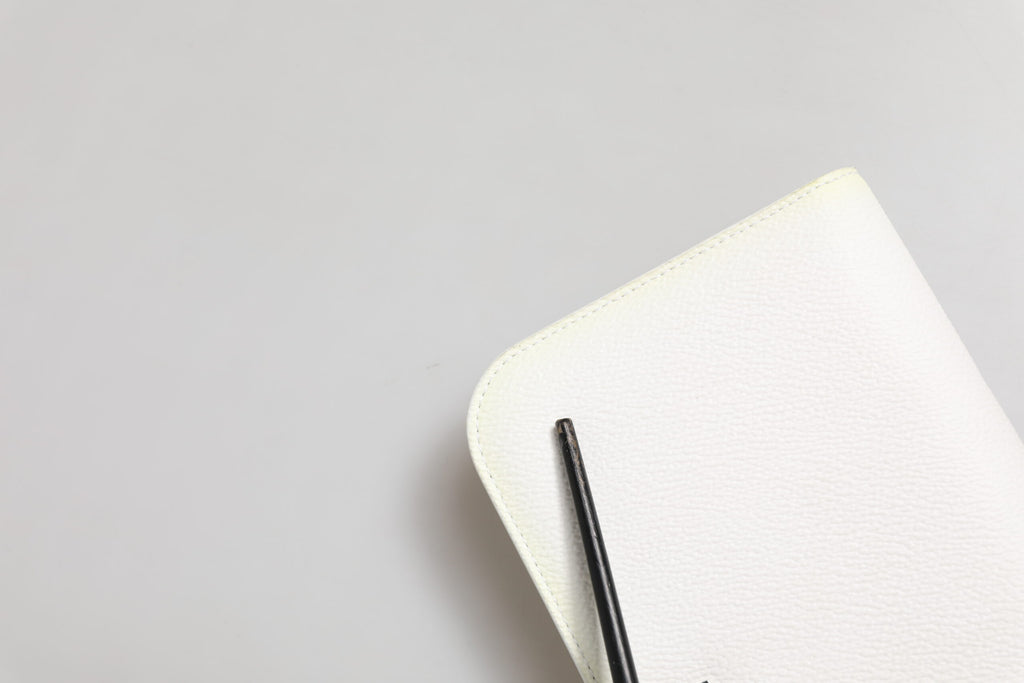 Dolce & Gabbana Weißes Leder Logo-Plakette Zip Around Continental Brieftasche