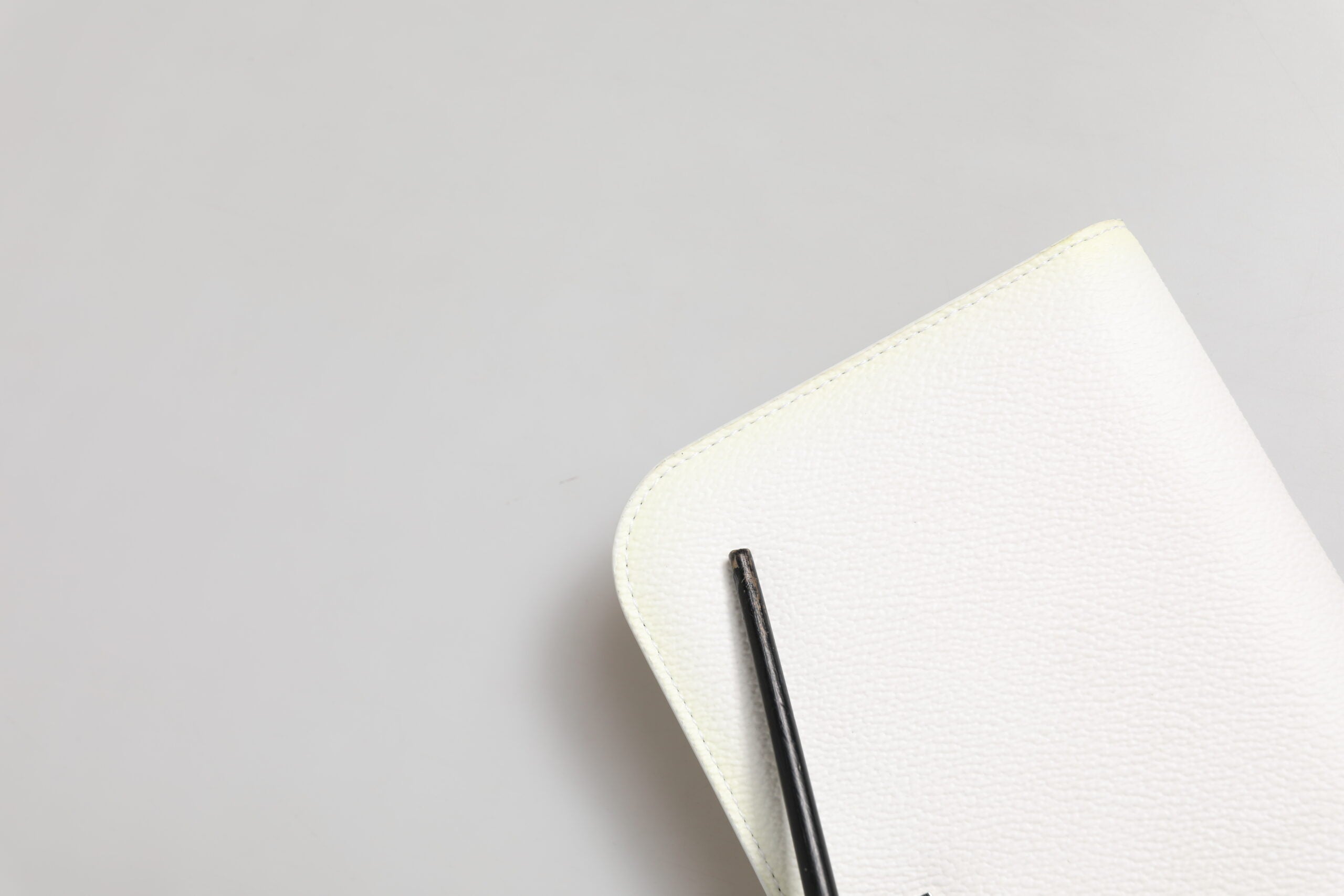 Dolce & Gabbana Weißes Leder Logo-Plakette Zip Around Continental Brieftasche