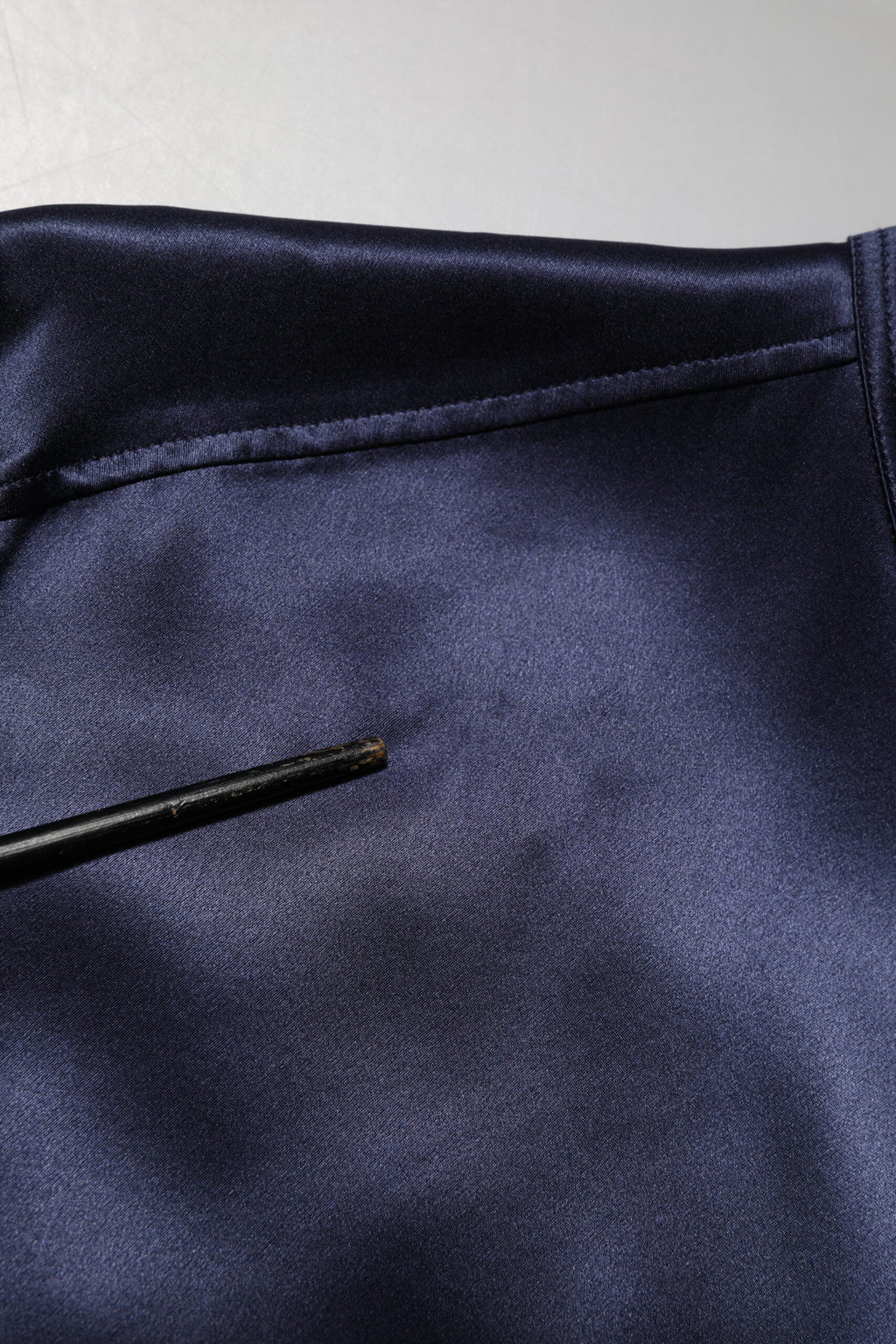 Dolce & Gabbana Marineblaues Seidenhemd mit langen Ärmeln und Mandarinenkragen