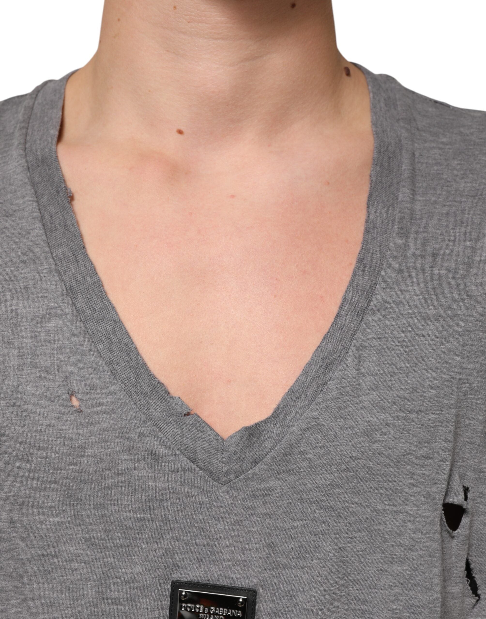 Dolce & Gabbana Graues Baumwoll-T-Shirt mit zerfetztem Logo-Aufnäher für Männer