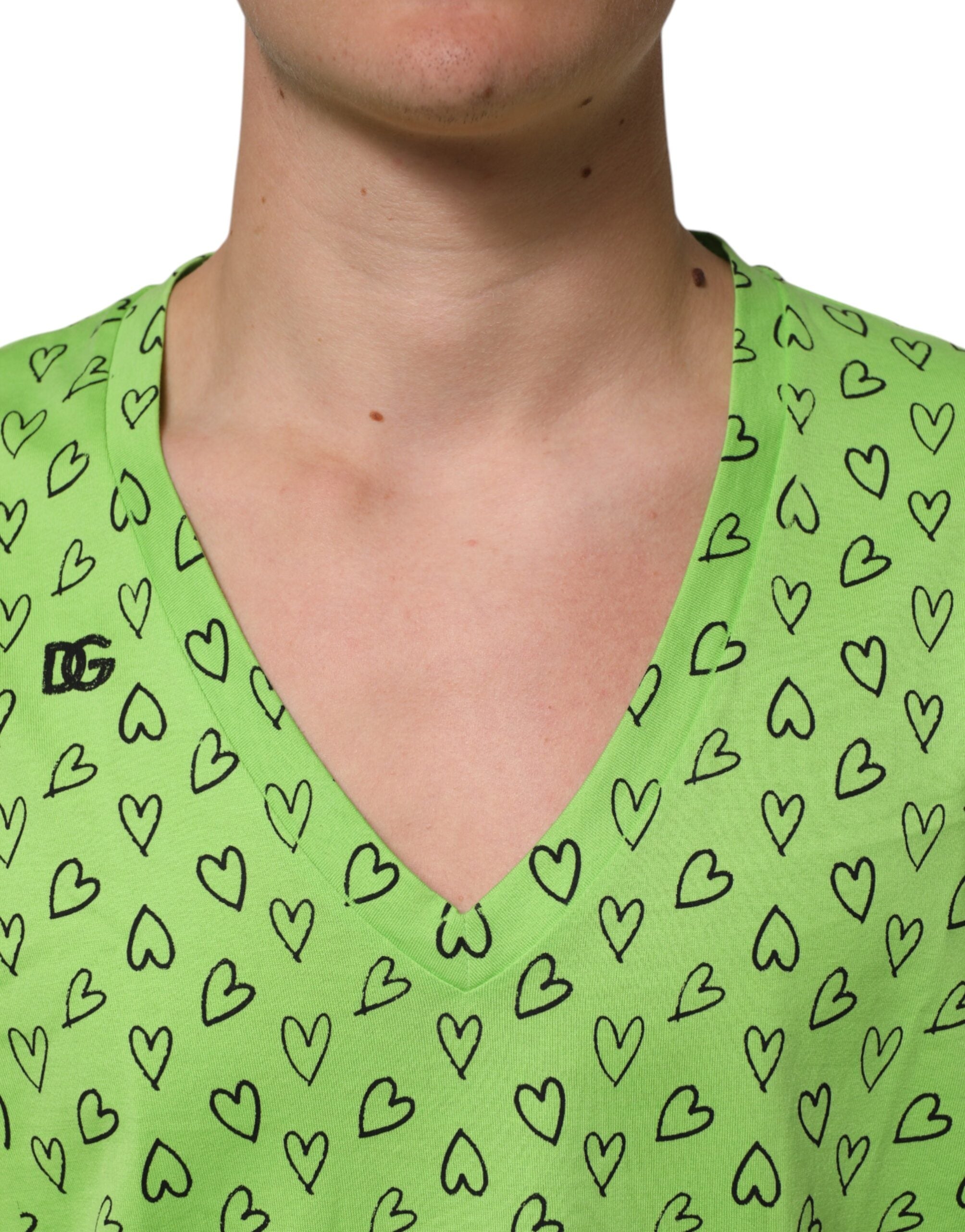 Dolce & Gabbana Grünes V-Ausschnitt-T-Shirt mit DG-Logo und Herzaufdruck