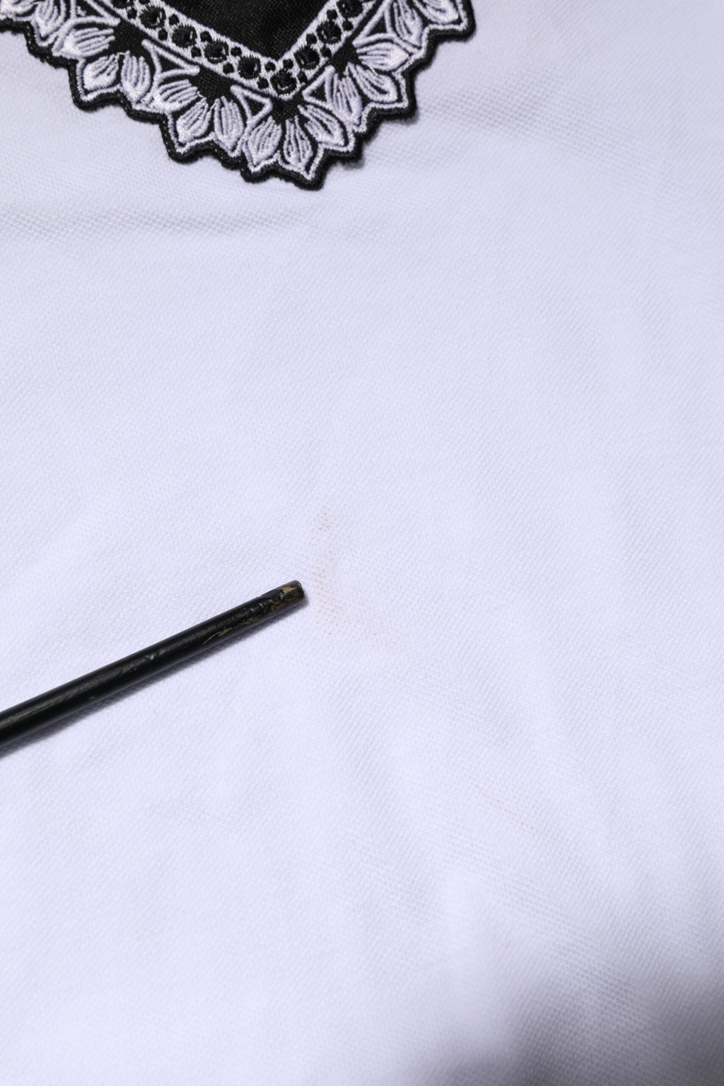 Dolce & Gabbana Weißes Baumwoll-T-Shirt mit DG Herz-Logo-Stickerei