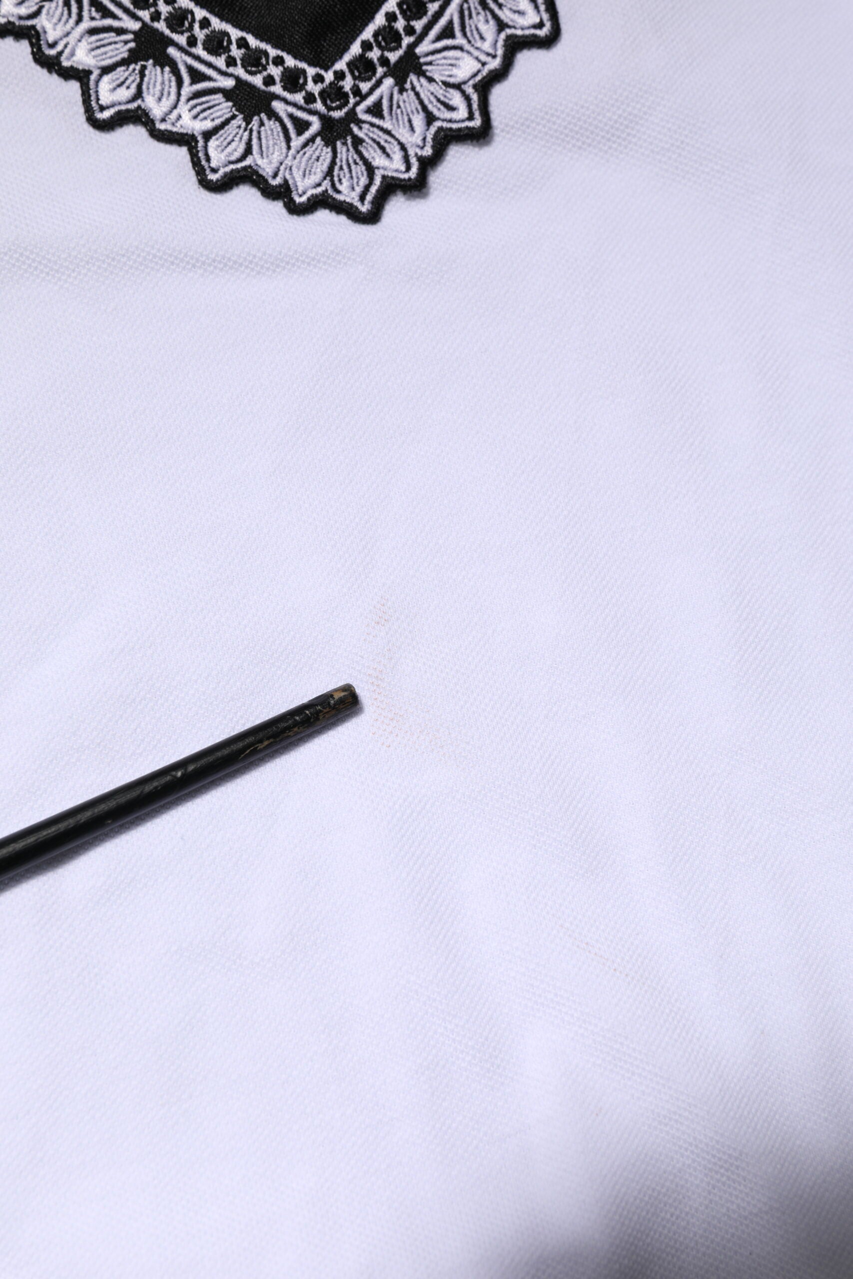 Dolce & Gabbana Weißes Baumwoll-T-Shirt mit DG Herz-Logo-Stickerei