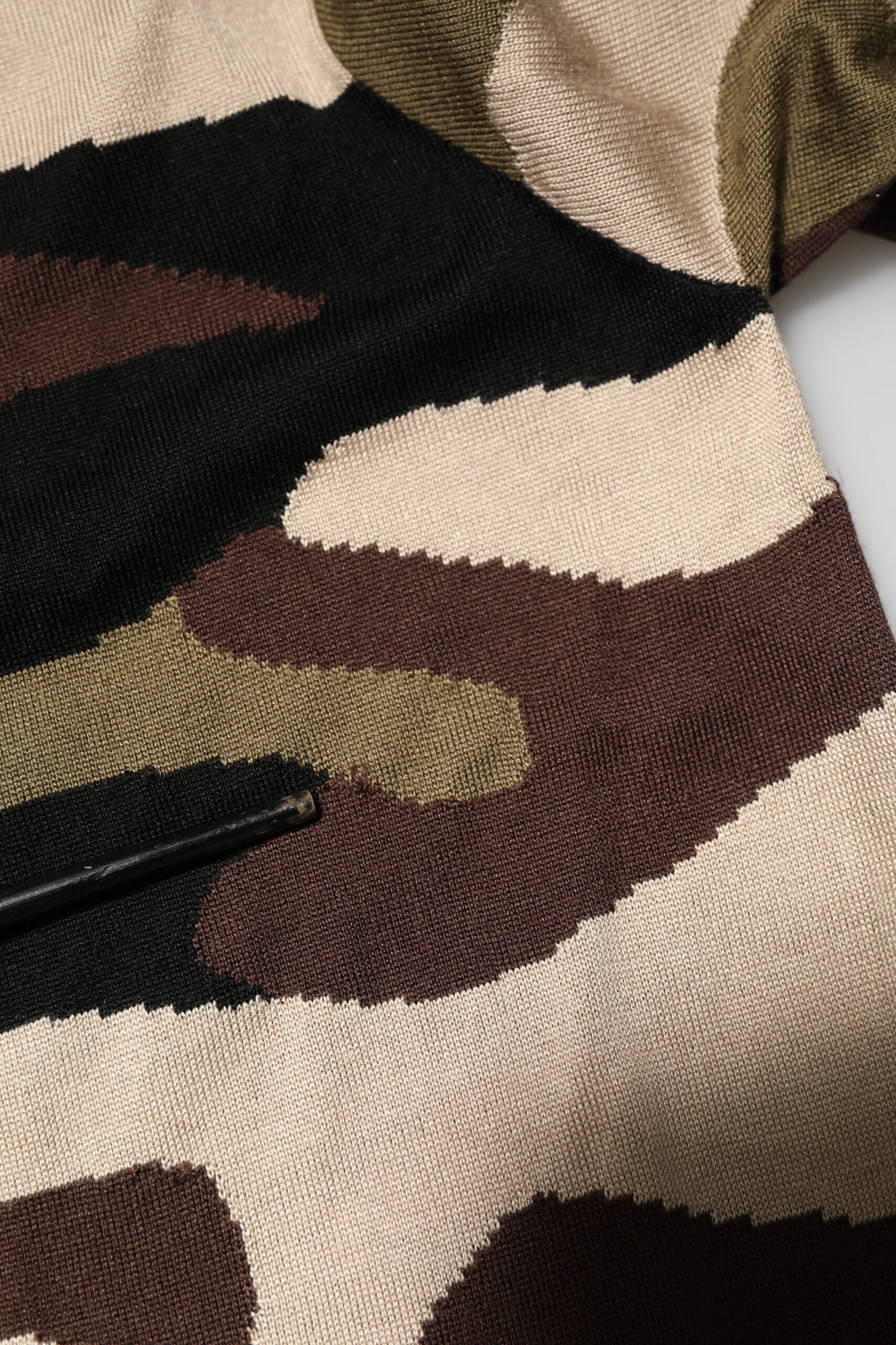 Dolce & Gabbana Tarnfarbenes braunes Seiden-Militär-Polo-T-Shirt