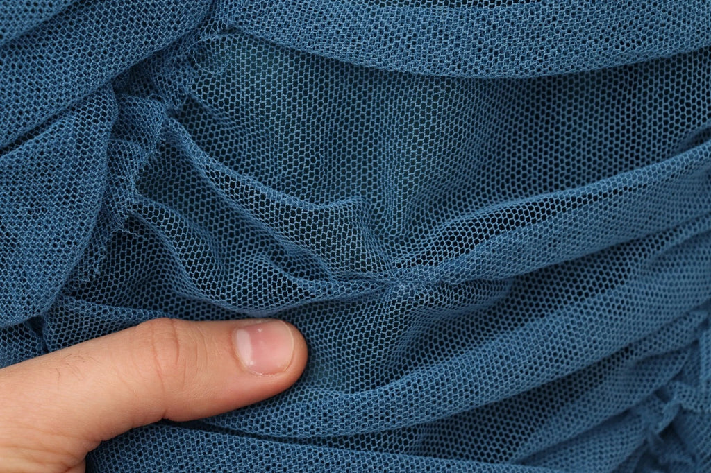 Dolce & Gabbana Blaues Etuikleid aus gerüschtem Tüll mit Maschenbesatz