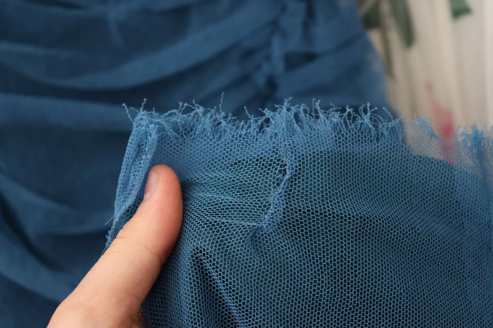 Dolce & Gabbana Blaues Etuikleid aus gerüschtem Tüll mit Maschenbesatz