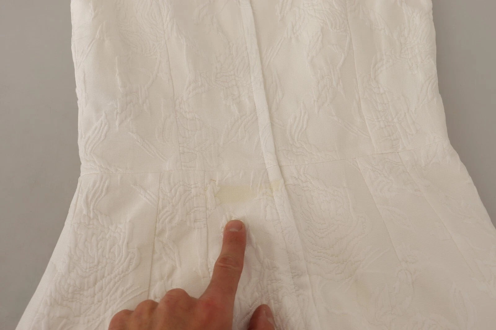 Dolce & Gabbana Weißes ärmelloses Etuikleid mit Blumenmuster