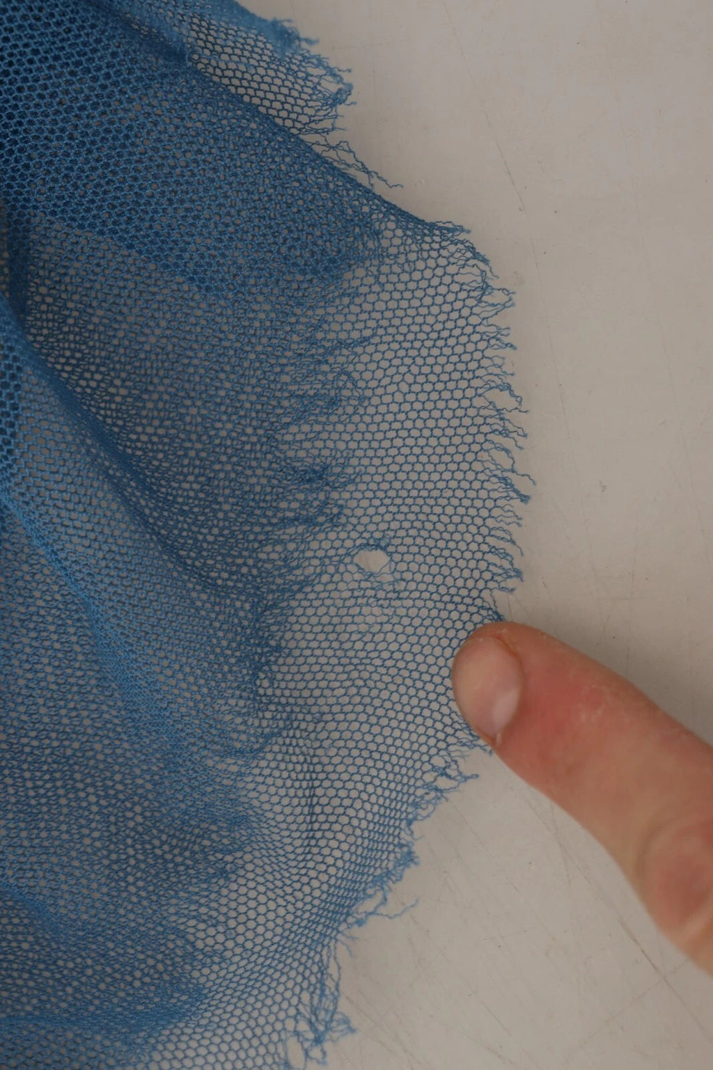 Dolce & Gabbana Blaues Etuikleid aus gerüschtem Tüll mit Maschenbesatz