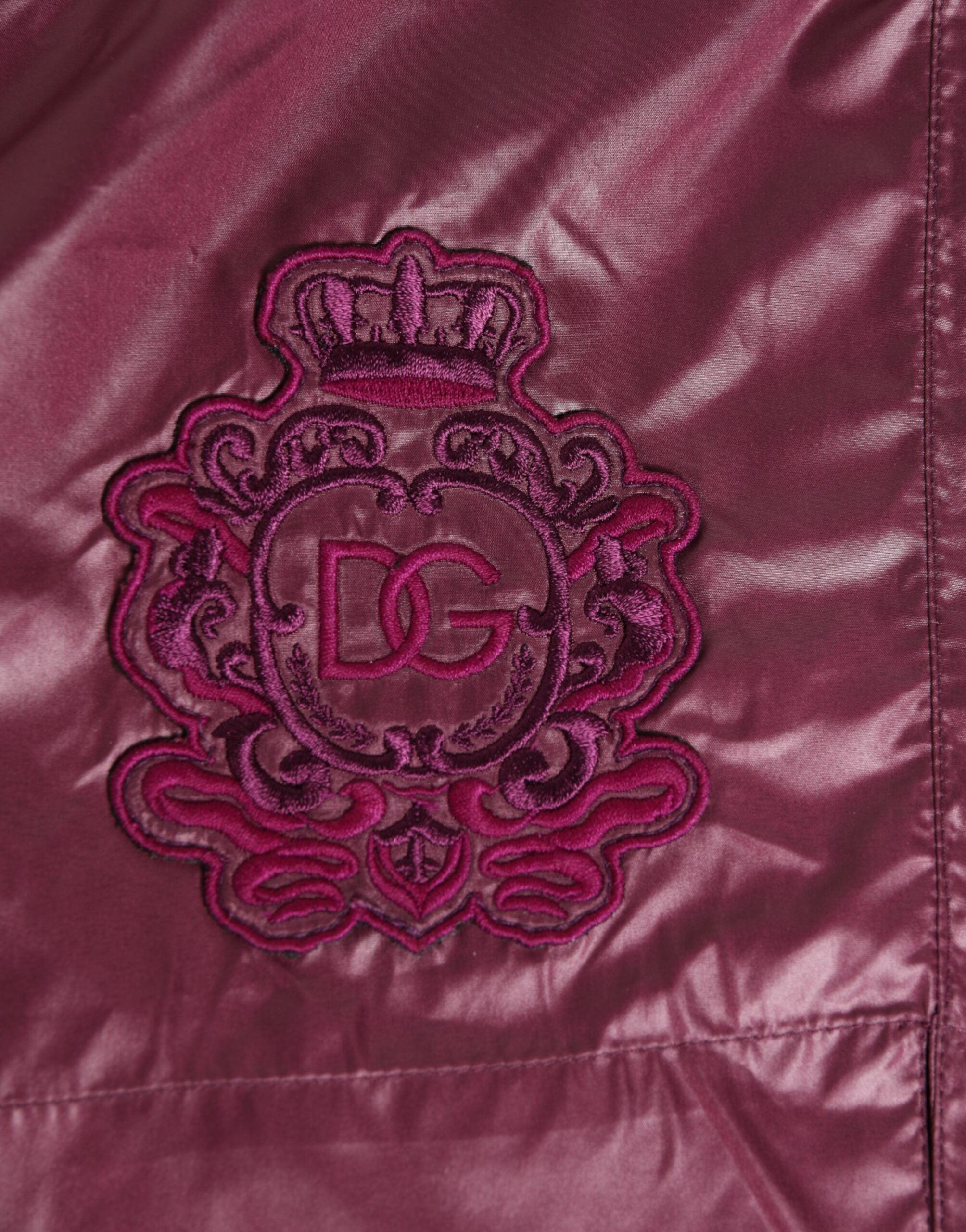 Dolce & Gabbana Burgunderrote Polyester-Badebekleidung mit geprägtem Wappen