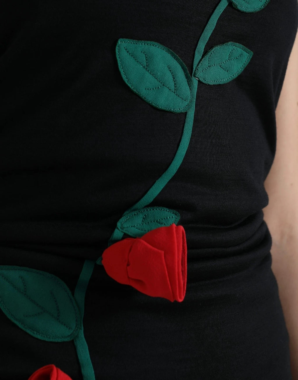 Dolce & Gabbana Zwarte Mouwloze Wollen Jurk met Rozenapplicatie