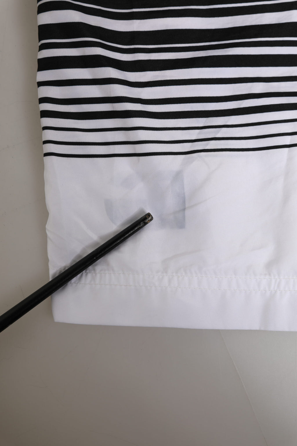 Dolce & Gabbana Schwarz-weiß gestreifte DG Logo Herren Badehose kurz