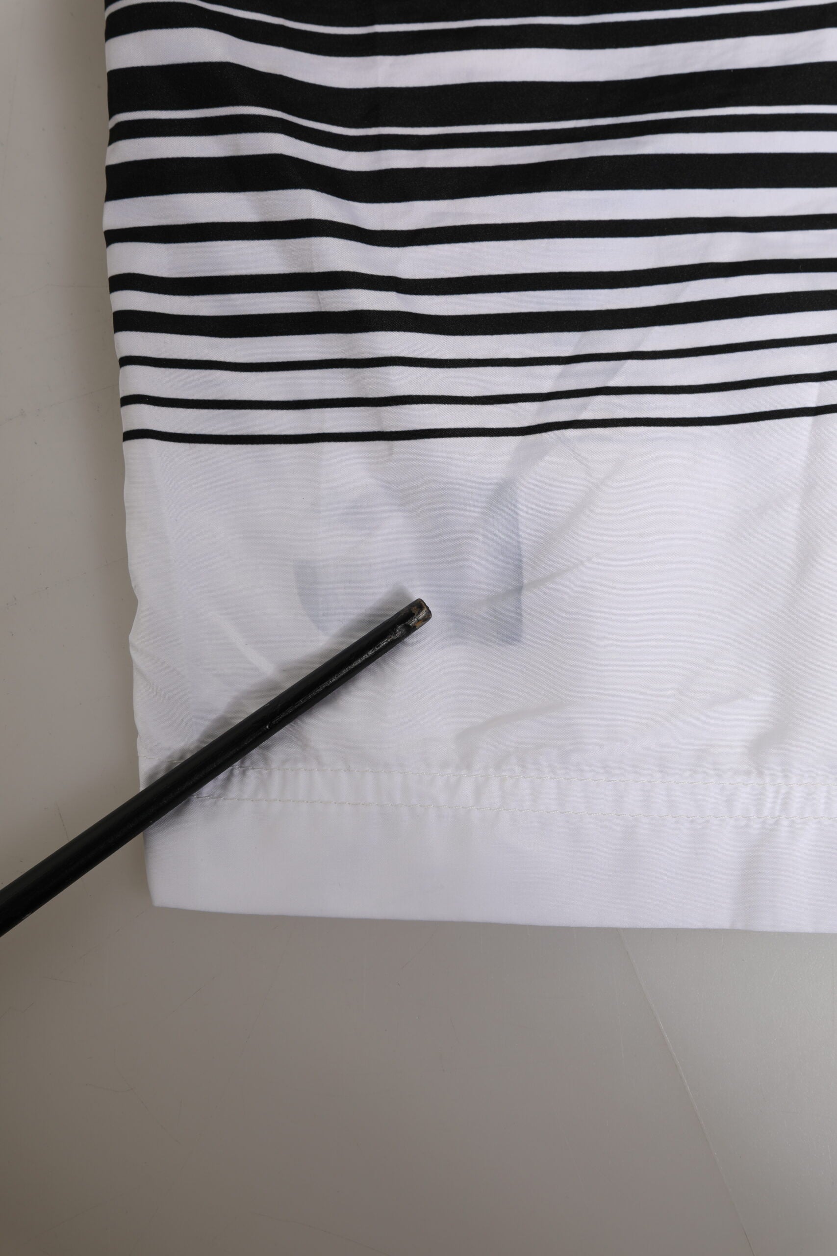 Dolce & Gabbana Schwarz-weiß gestreifte DG Logo Herren Badehose kurz