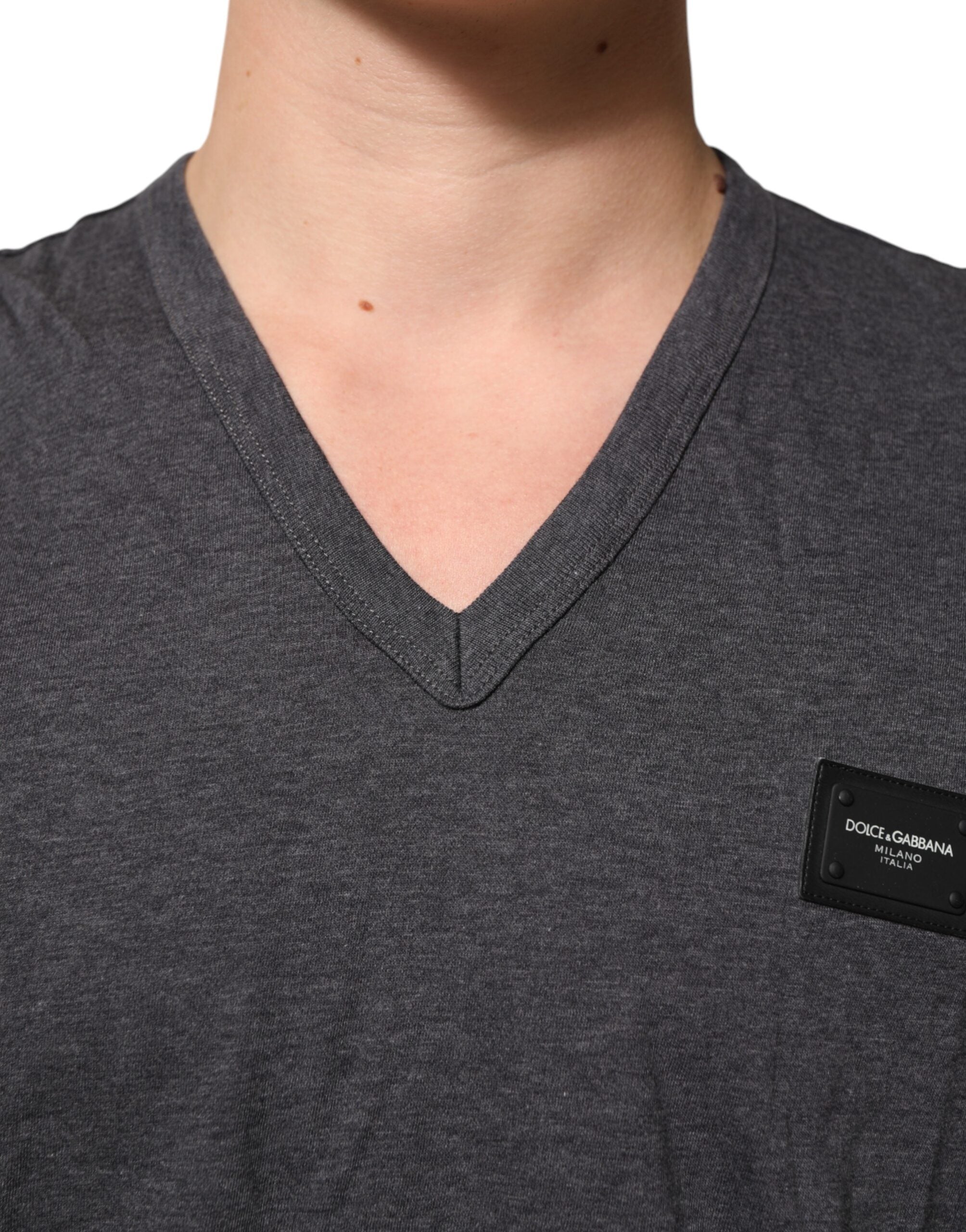 Dolce & Gabbana Graues T-Shirt mit V-Ausschnitt aus Baumwolle und Logo-Plakette in Melange-Optik