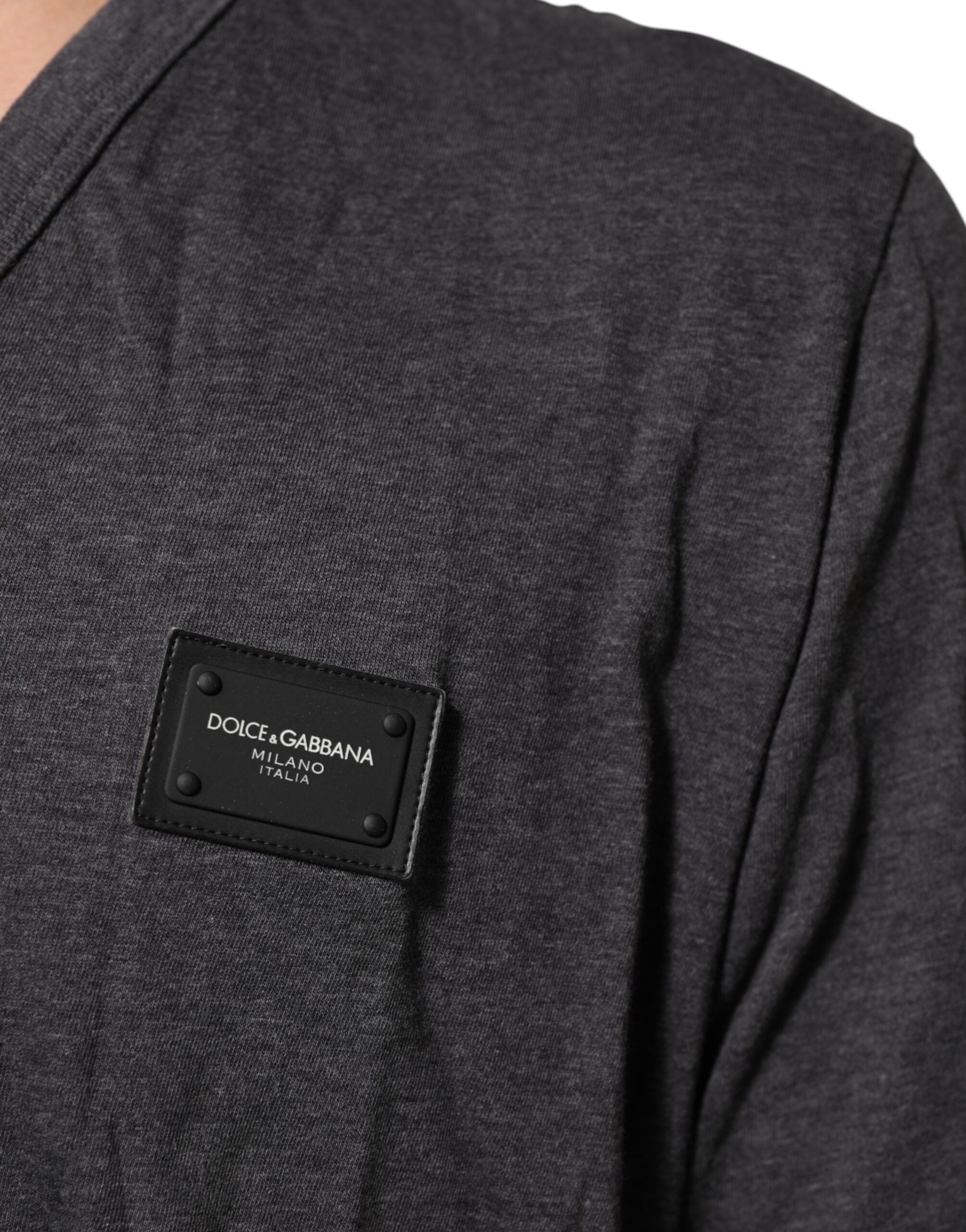Dolce & Gabbana Graues T-Shirt mit V-Ausschnitt aus Baumwolle und Logo-Plakette in Melange-Optik