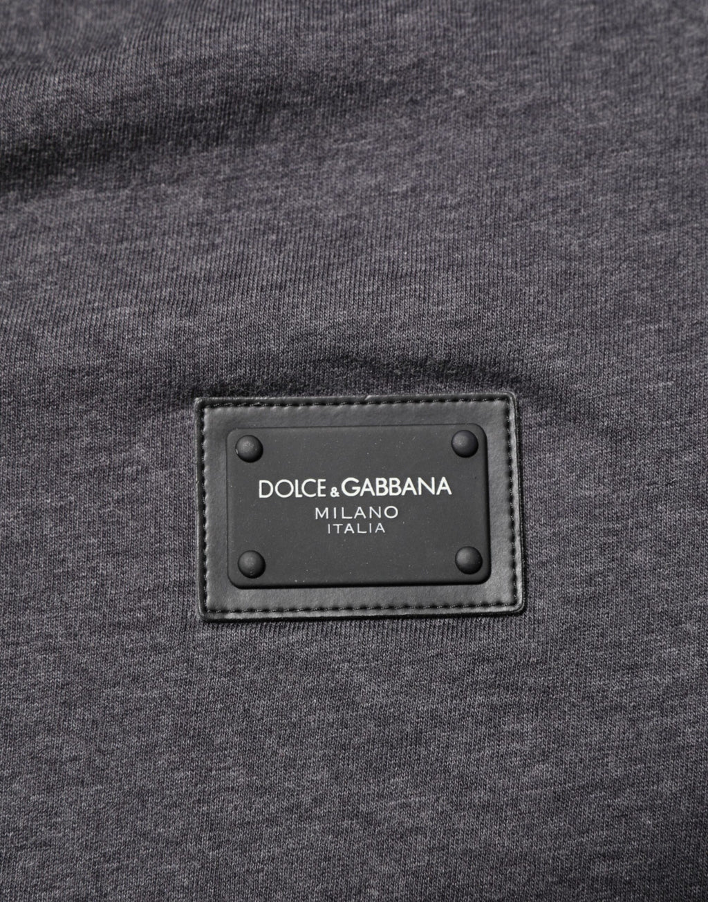 Dolce & Gabbana Graues T-Shirt mit V-Ausschnitt aus Baumwolle und Logo-Plakette in Melange-Optik