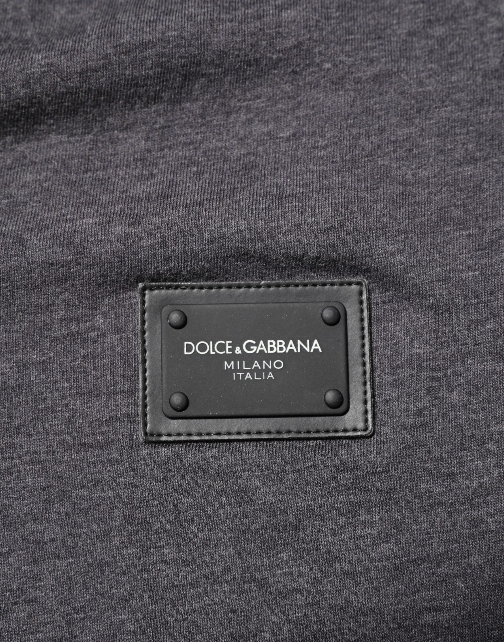 Dolce & Gabbana Graues T-Shirt mit V-Ausschnitt aus Baumwolle und Logo-Plakette in Melange-Optik