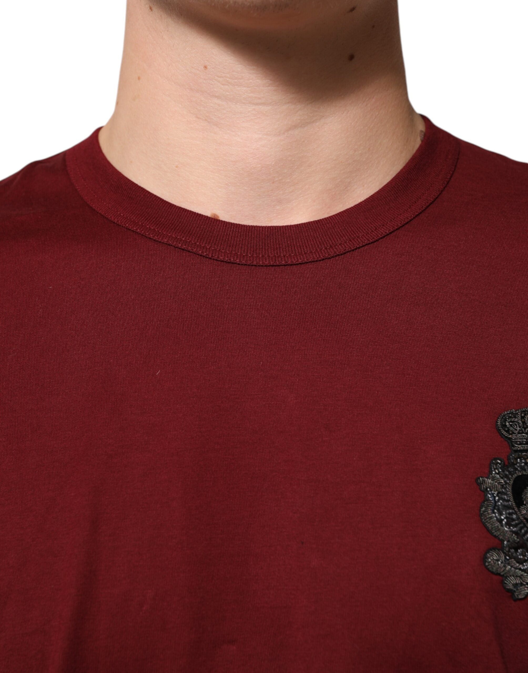 Dolce & Gabbana Bordeauxrotes T-Shirt mit Logo-Aufnäher aus Baumwolle